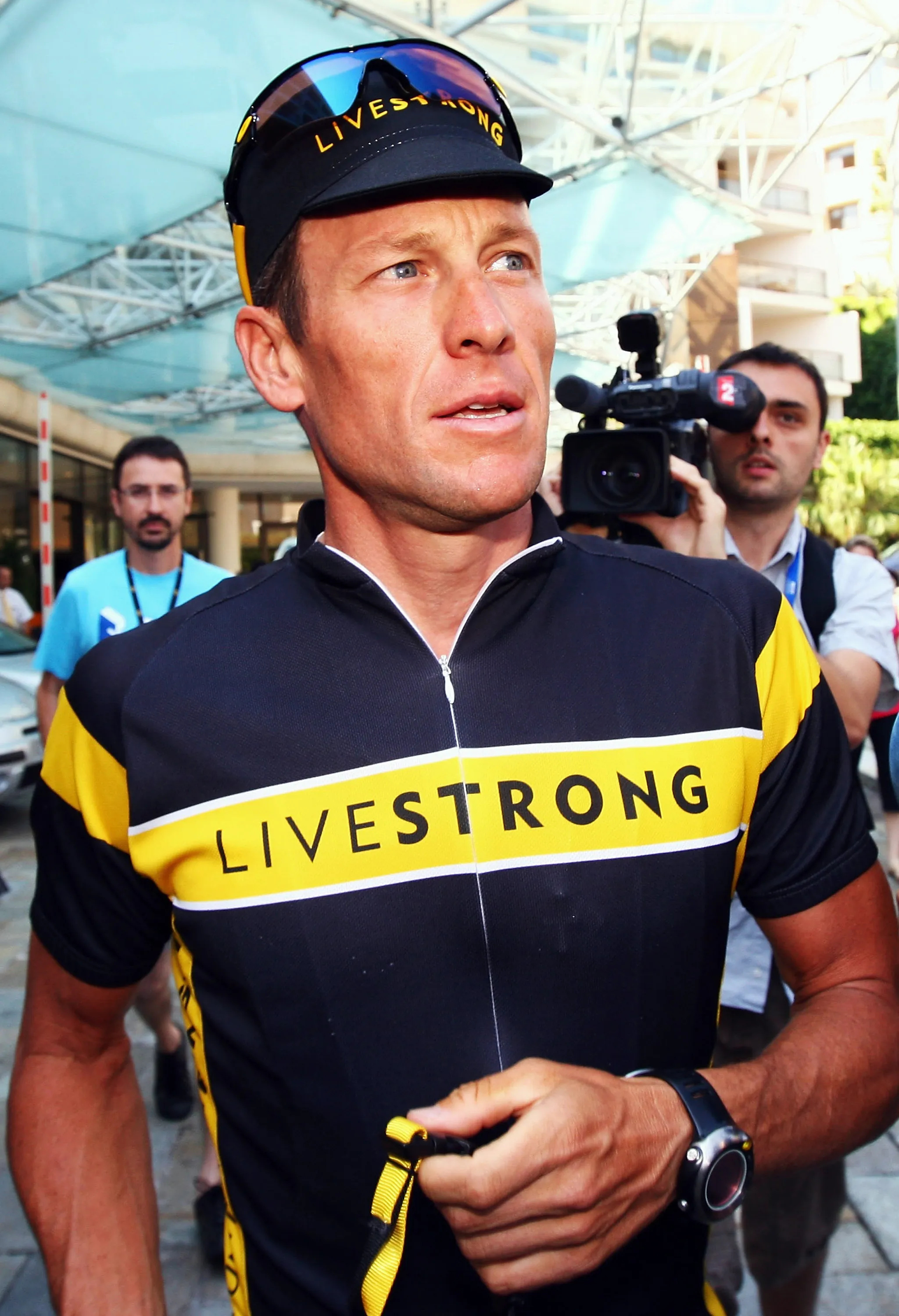 Lance Armstrong, Face of Livestrong foundation, 2050x3000 HD Handy