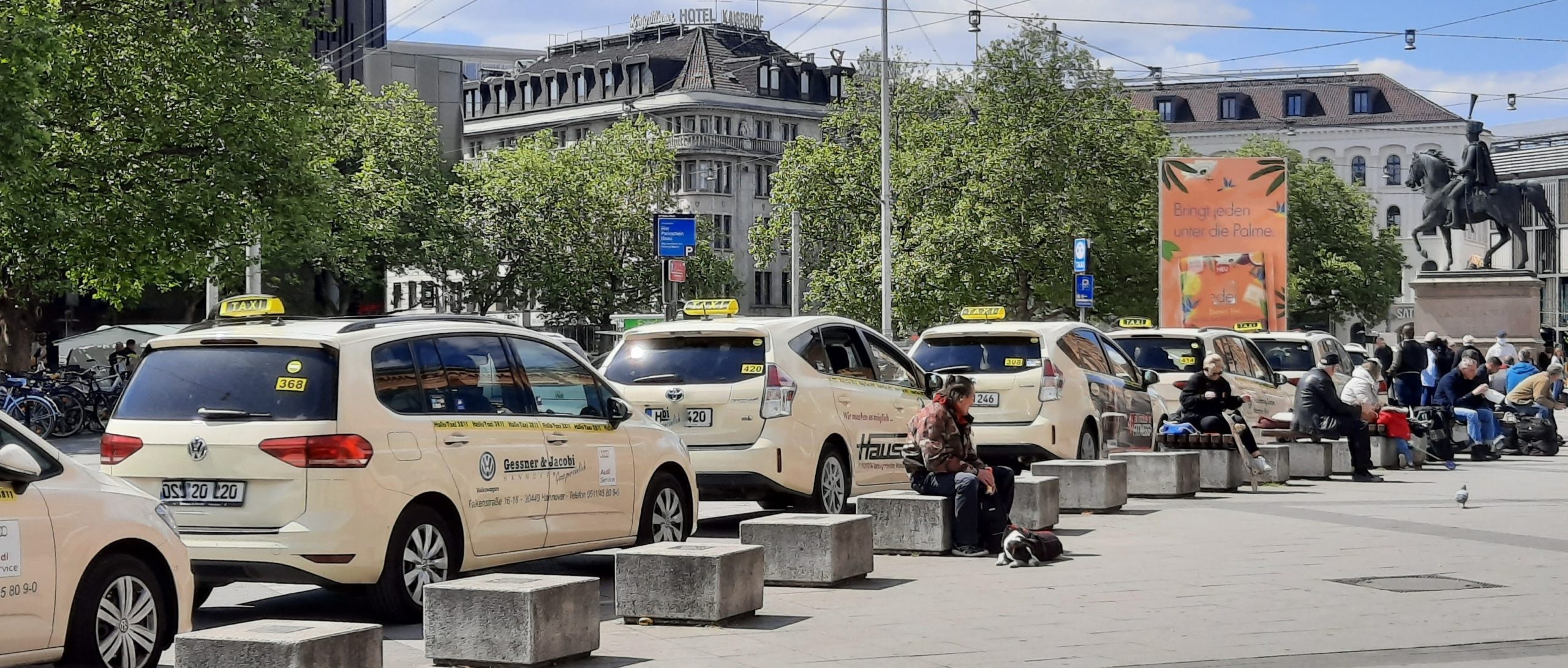 Taxi: Taxicab service in Hanover, Germany. 2560x1100 Dual Screen Background.