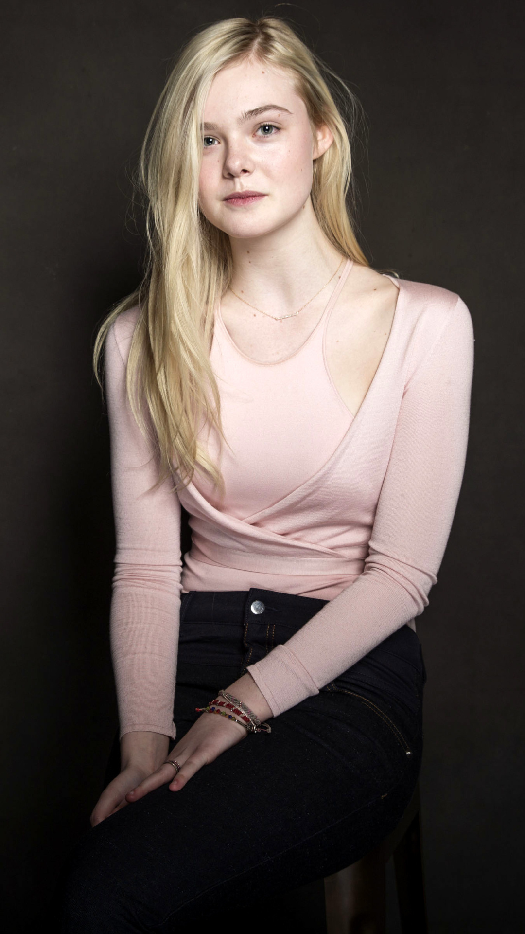 Elle Fanning: Won the 2021 Satellite Award for Best Actress in a Television Series – Musical or Comedy. 1080x1920 Full HD Wallpaper.