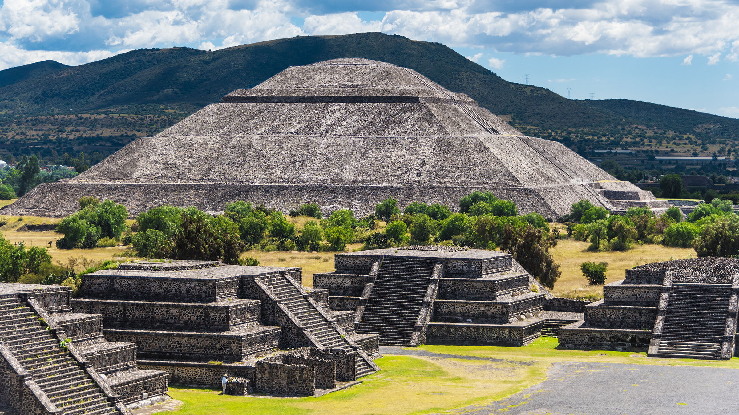 Majestätisch aufragende Pyramide von Teotihuacan, 2400x1350 HD Desktop