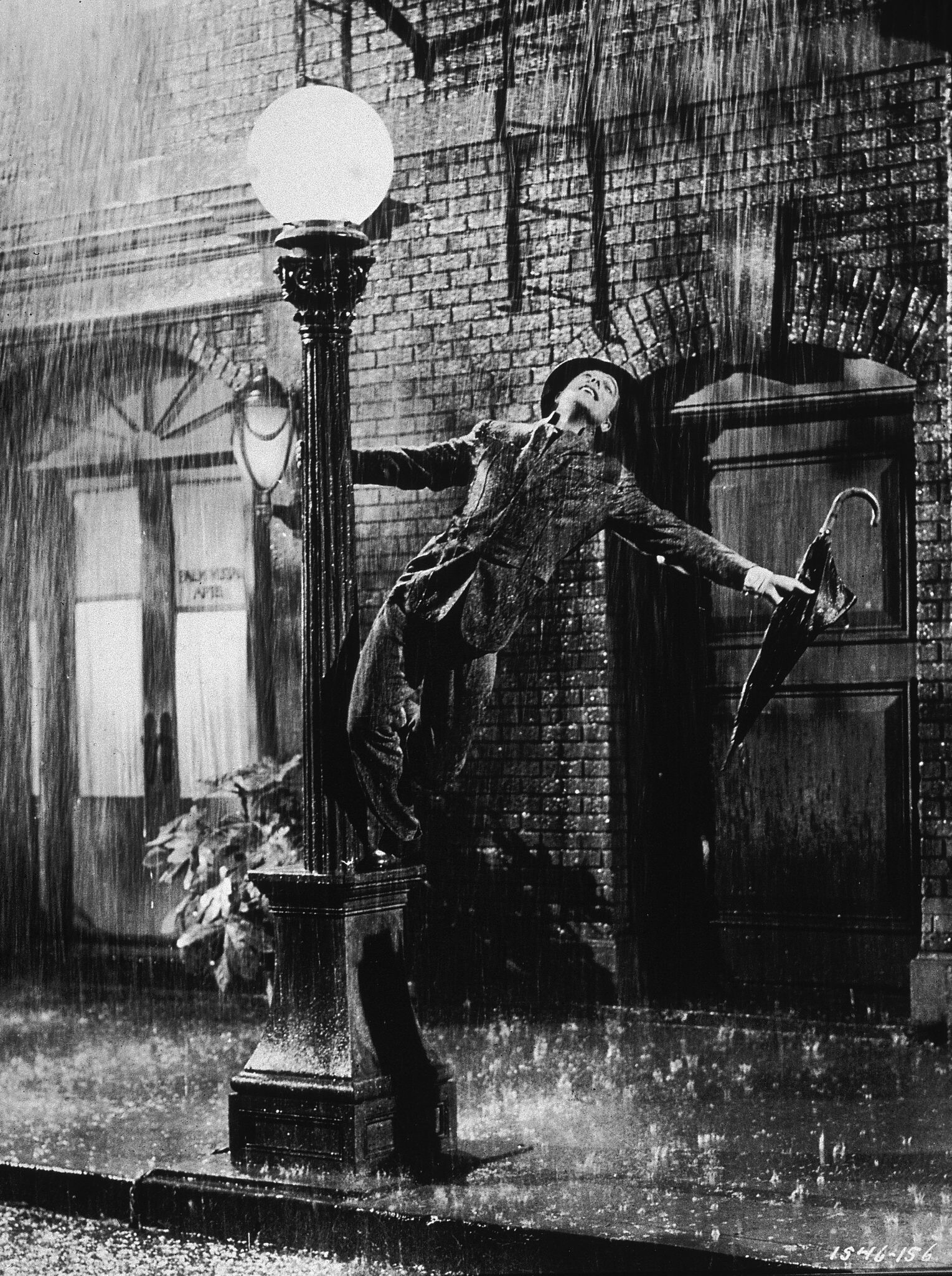 Singin' in the Rain: The film offers a lighthearted depiction of Hollywood in the late 1920s. 1530x2050 HD Background.