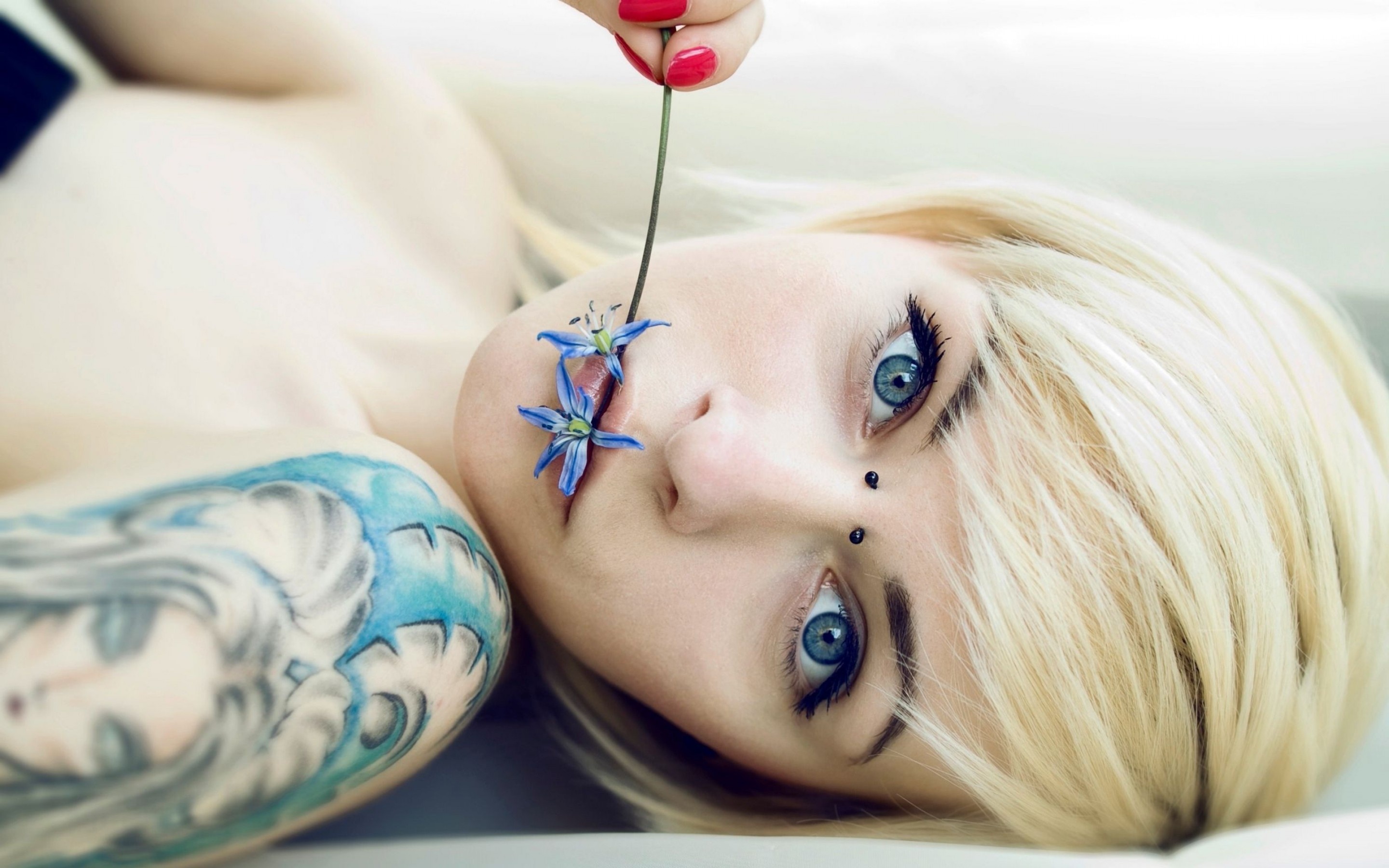 Blonde girl, Blue eyes, Tattoos, Piercing, 2880x1800 HD Desktop