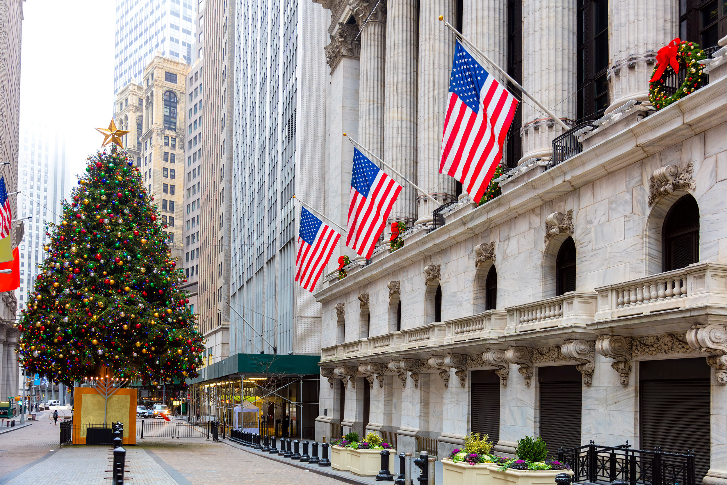 New York Christmas: Manhattan, The urban landscape, Holiday decorations. 2500x1670 HD Background.