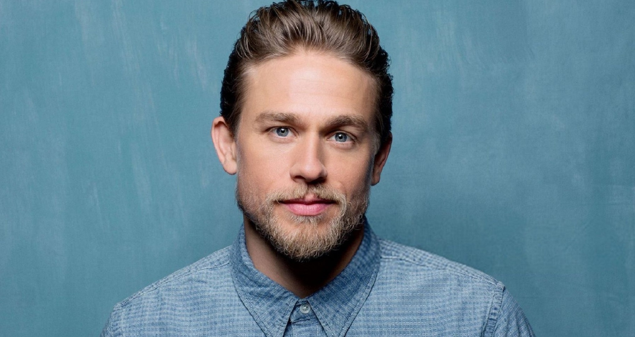 Charlie Hunnam: Celebrity, appearing in film and TV as a motorcycle club member, an English monarch and an explorer. 2030x1080 HD Background.