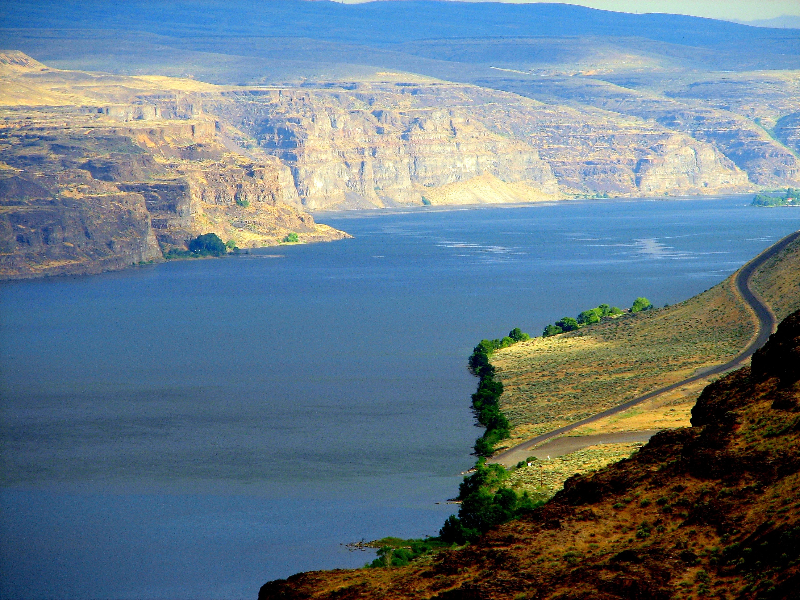 The Columbia River, Historic waterway, Natural marvel, Washington's pride, 2600x1950 HD Desktop