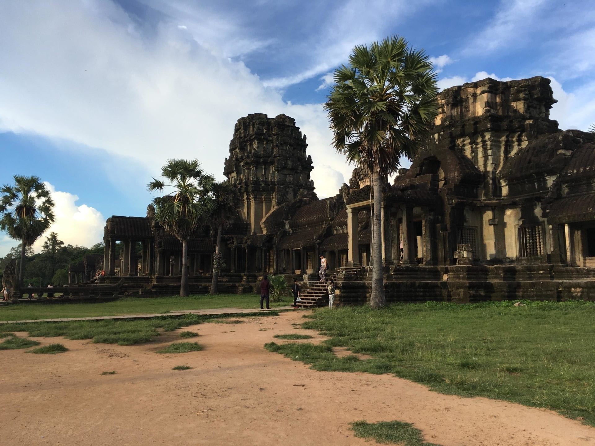 Angkor Wat, Architectural marvel, Cambodian history, Insider's travel tips, 1920x1440 HD Desktop