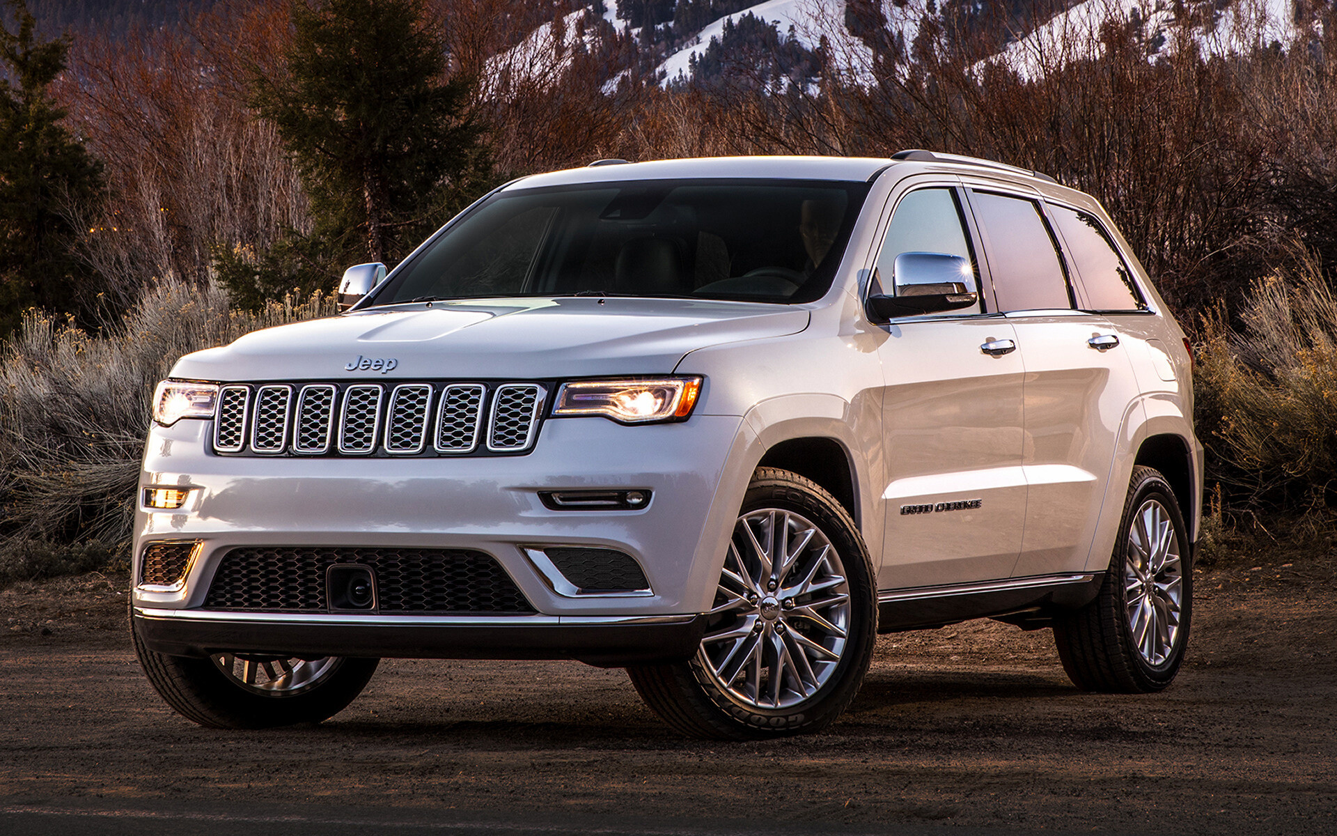 Jeep Grand Cherokee: Summit trim, Maximum payload capacity of 1,219 pounds. 1920x1200 HD Background.