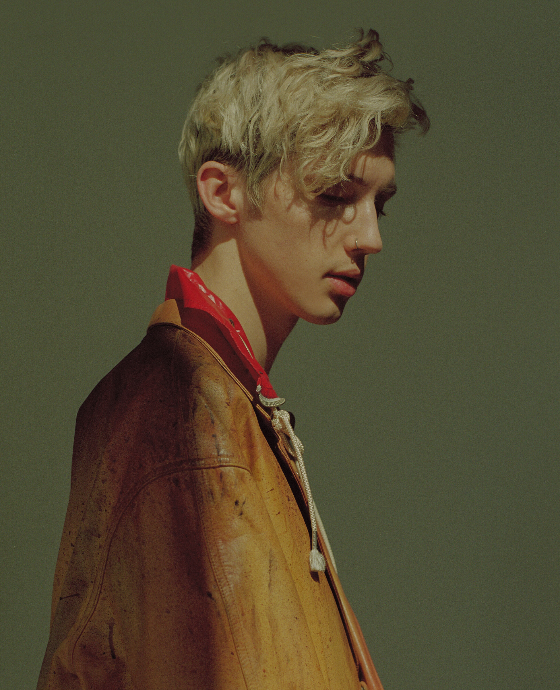 Troye Sivan: Third extended play, TRXYE (2014), peaked at number five on the US Billboard 200. 1960x2410 HD Background.