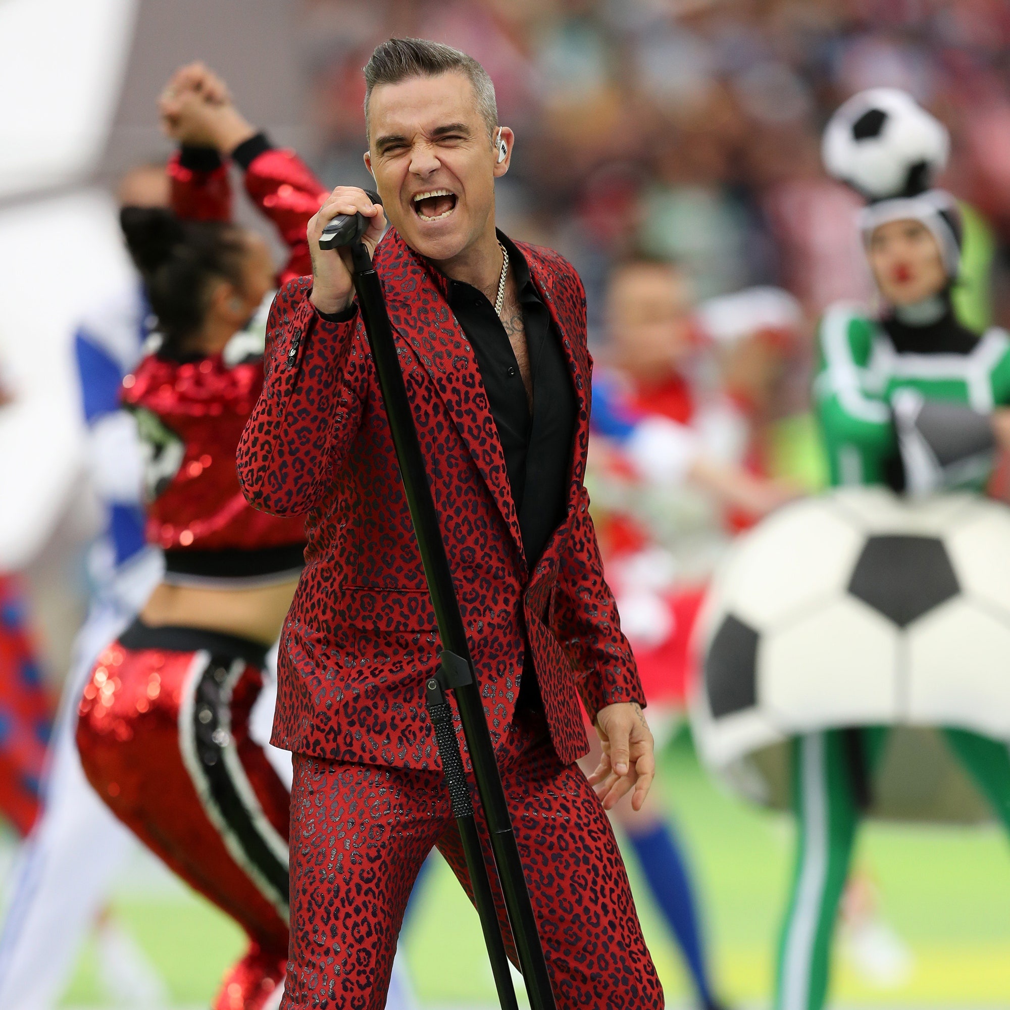 Robbie Williams, Red leopard print suit, Perform at World Cup, Vogue magazine, 2000x2000 HD Handy