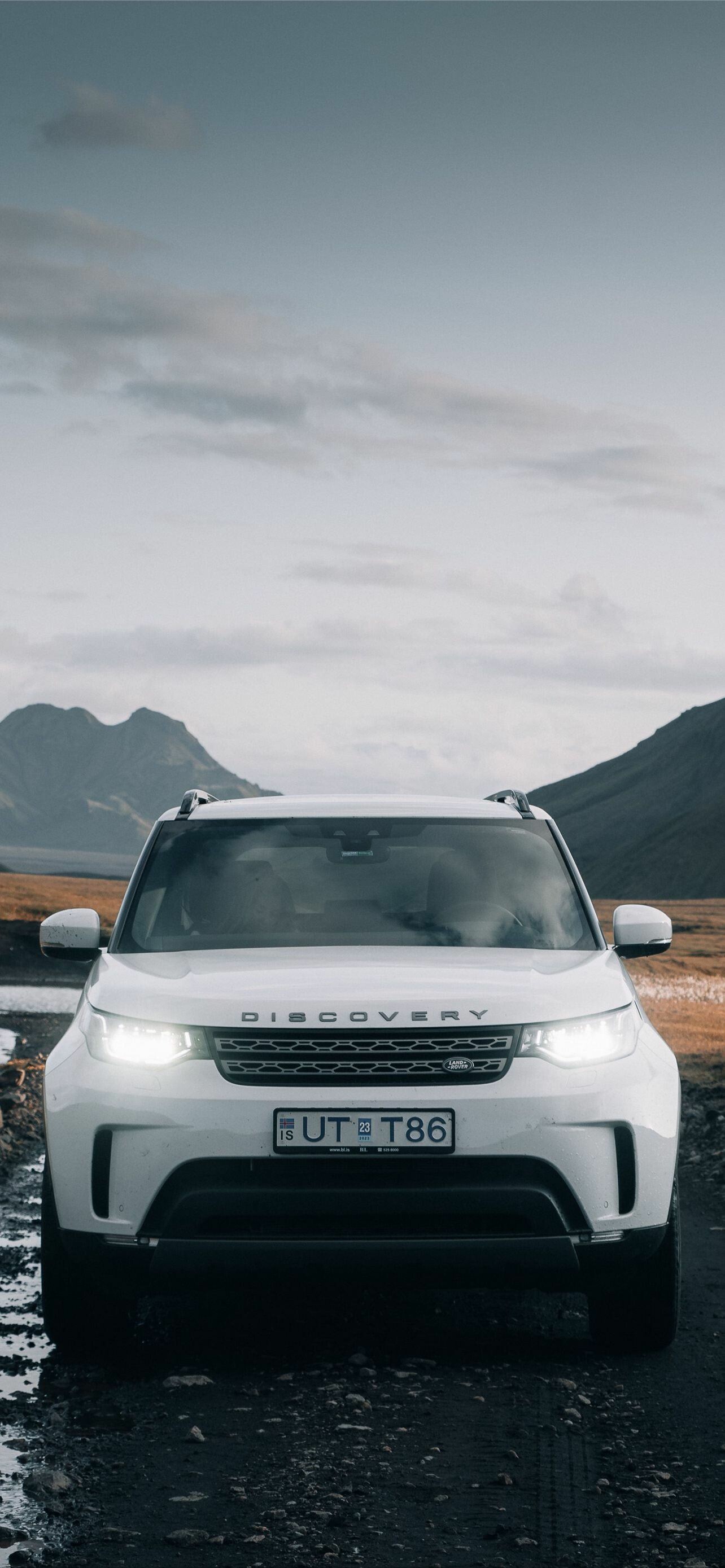 Land Rover: Model Discovery, British automotive brand, as a company has existed since 1978. 1290x2780 HD Background.