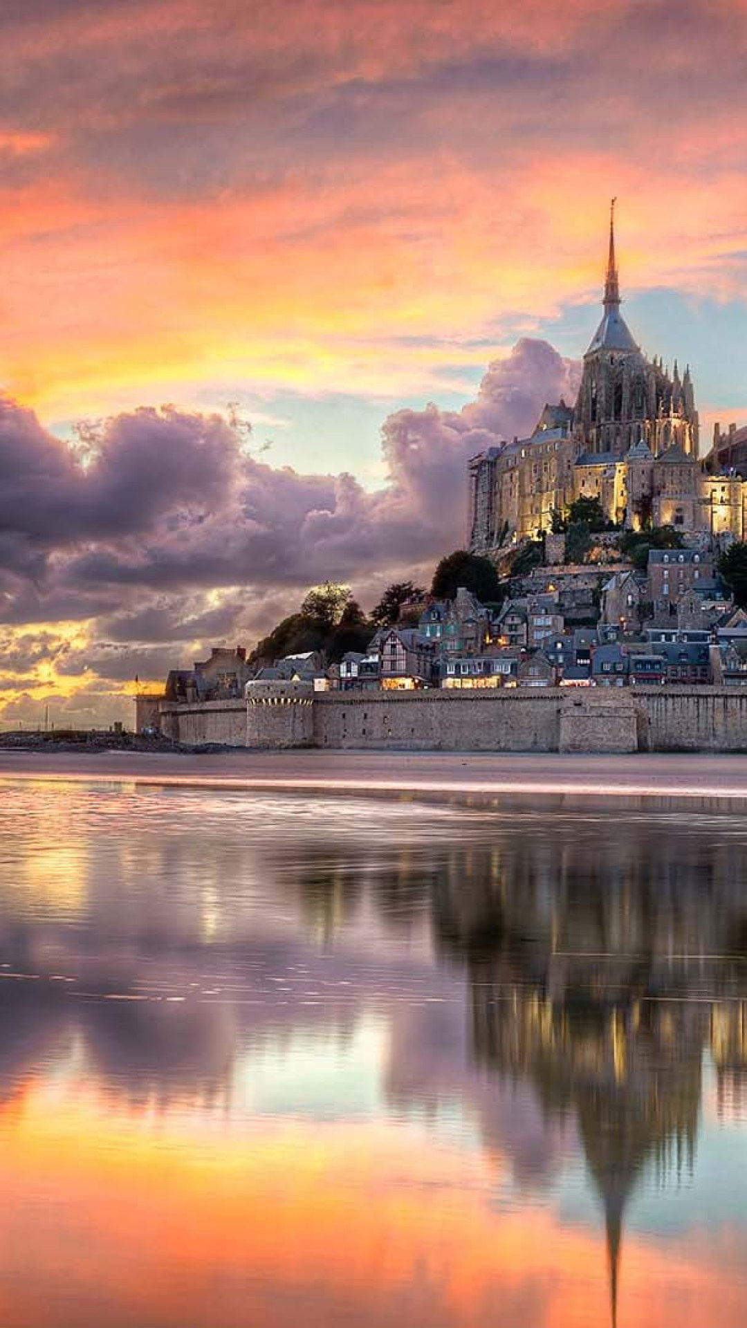 Architektonisches Stadtbild von Mont Saint Michel, 1080x1920 Full HD Handy