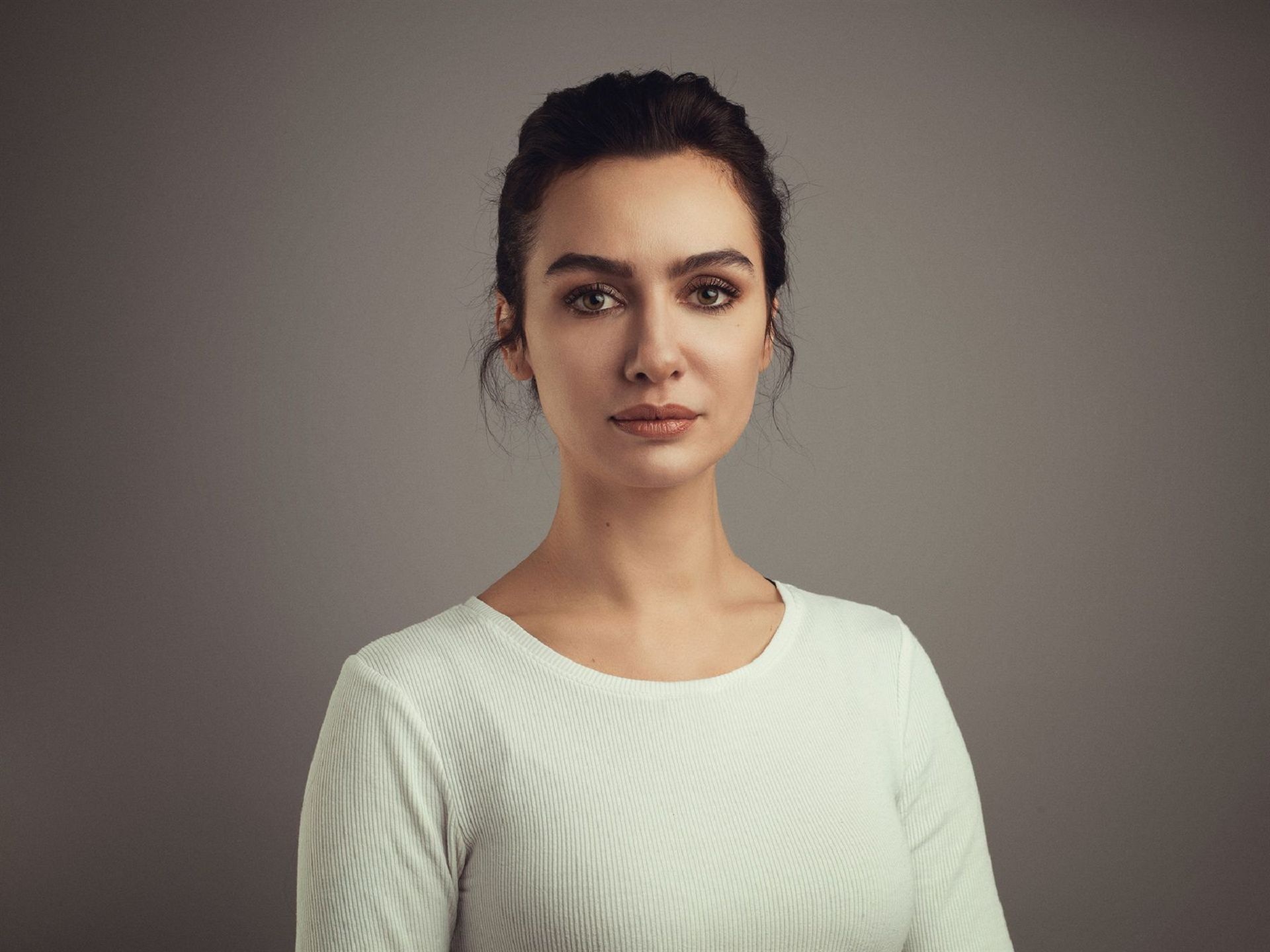 Birce Akalay: Lecturer at Halic University's theatre department, Teaching acting courses. 1920x1440 HD Background.