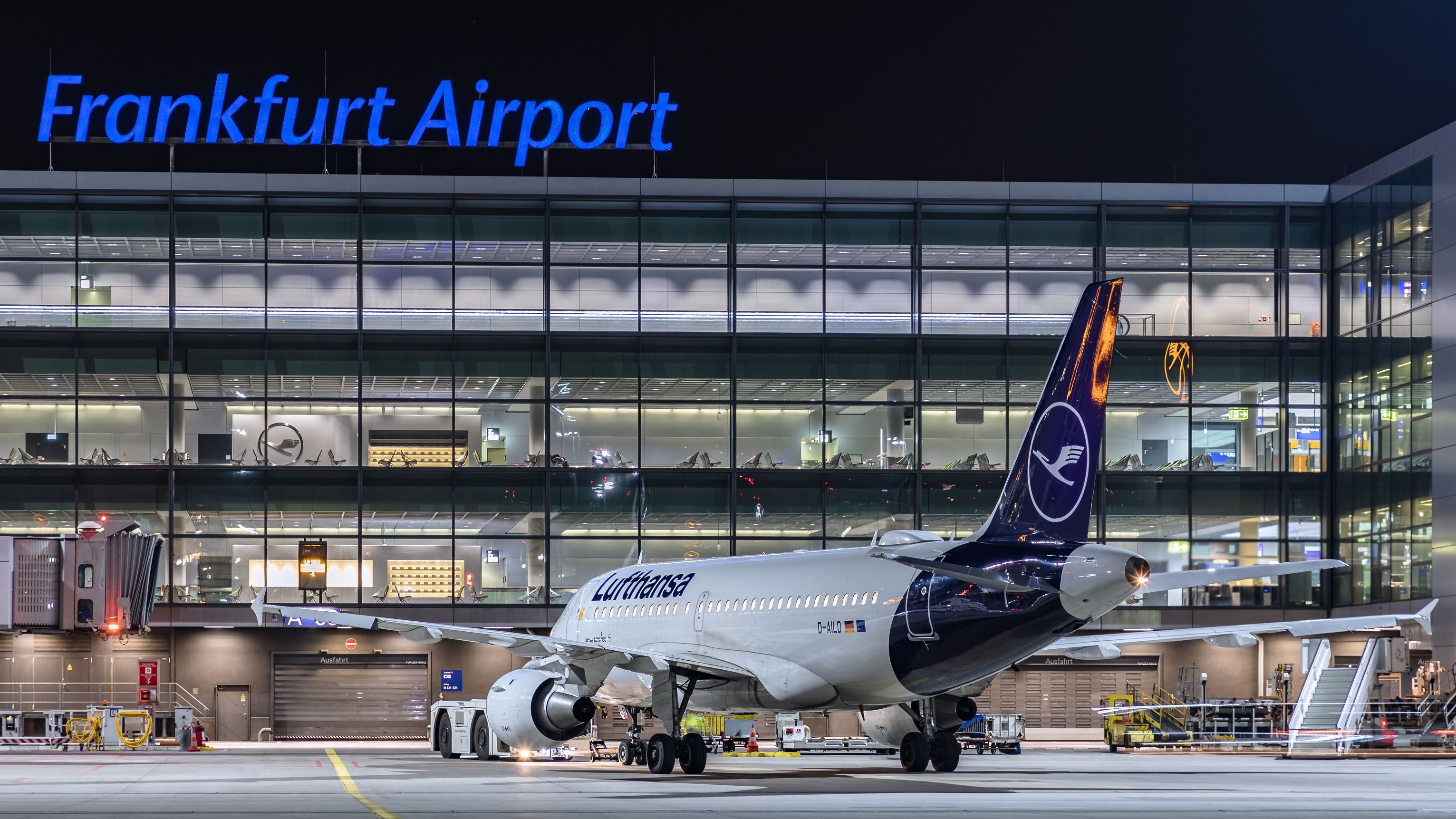 Frankfurt Airport, Winter preparations, Airport operations, Travel challenges, 3070x1730 HD Desktop