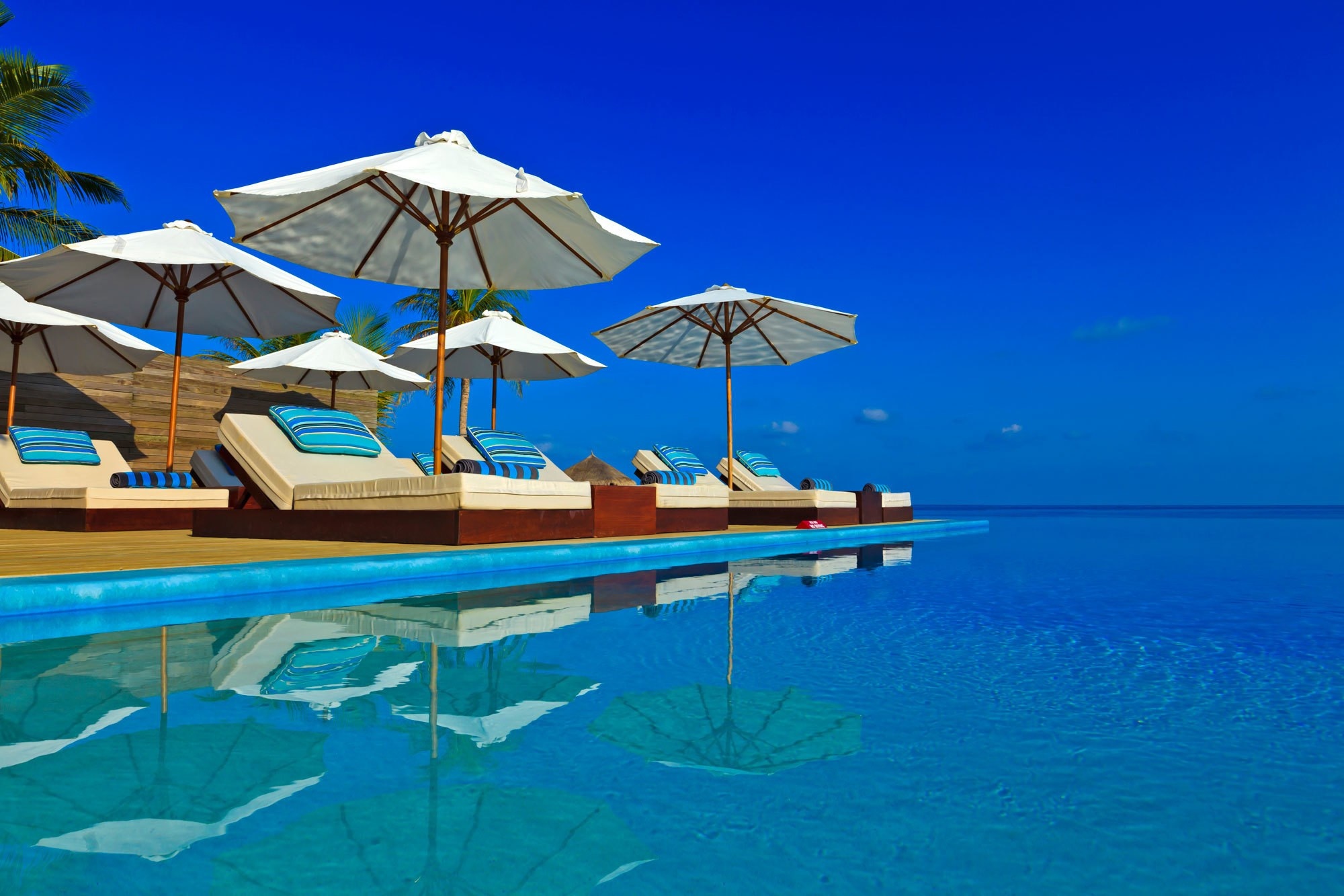 Beach Umbrella: Sea, Swimming pool, Resort, Lagoon, Caribbean, Ocean, Sunshade. 2000x1340 HD Background.