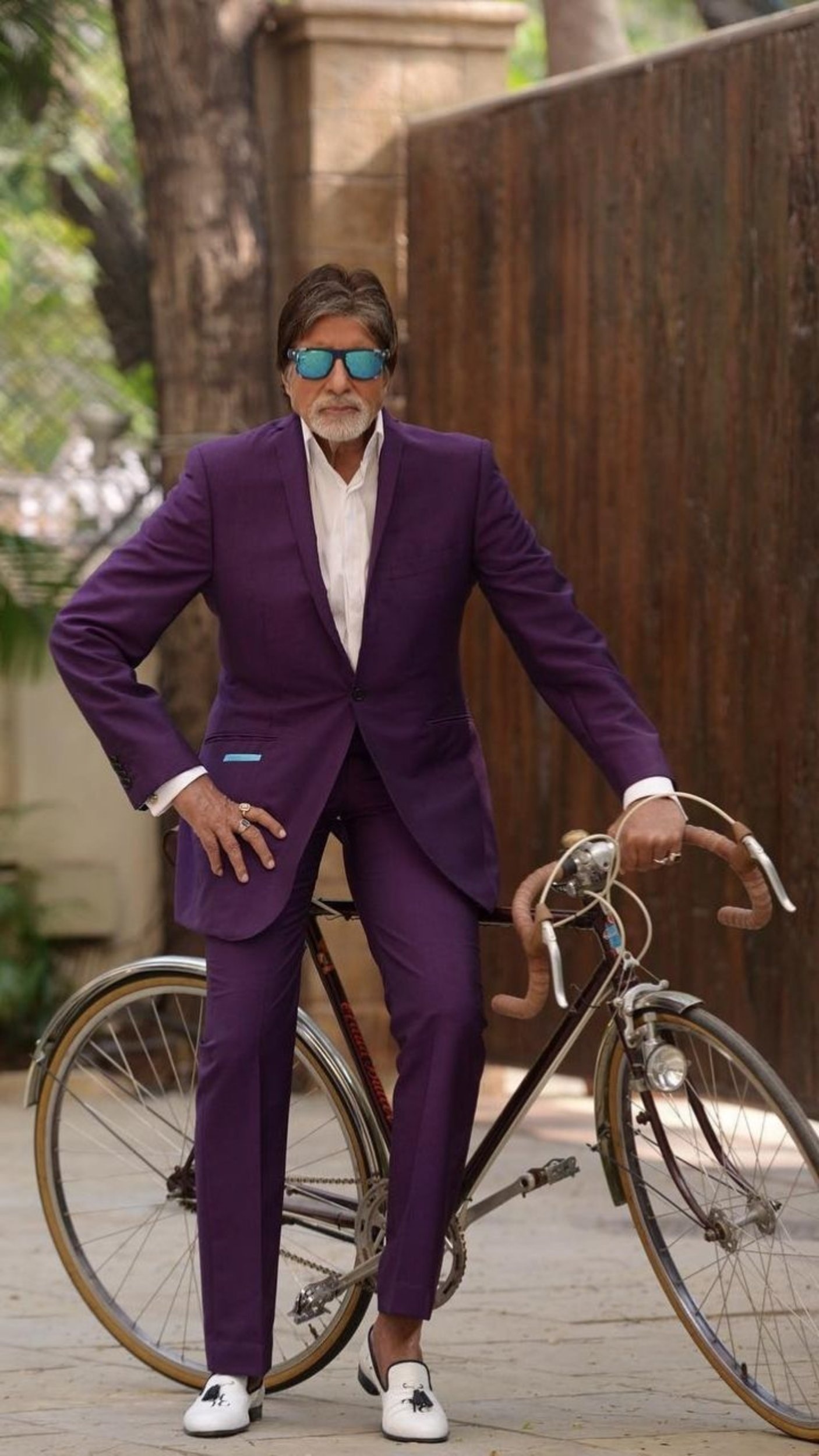 Amitabh Bachchan, Oversized glasses, Love for, 1410x2500 HD Phone