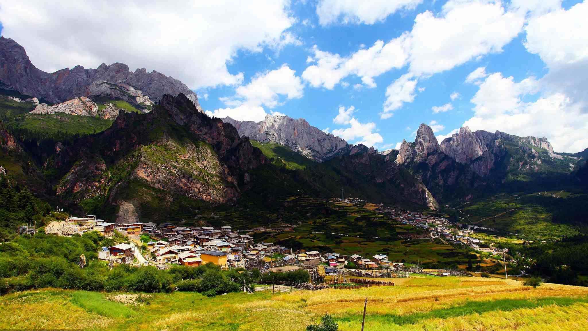 Bayan Har Mountains, Nine-colored land, Gannan Tibetan Autonomous Prefecture, Northwest China, 2050x1160 HD Desktop