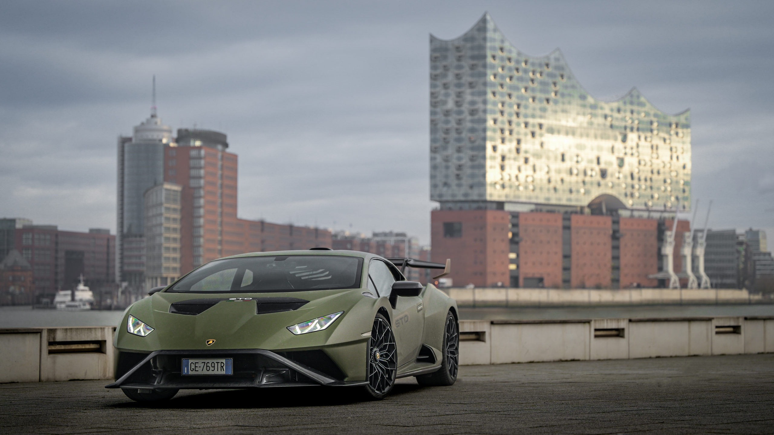 Lamborghini Huracan, Sports Touring (STO), Business Insider review, Exciting drive, 2560x1440 HD Desktop