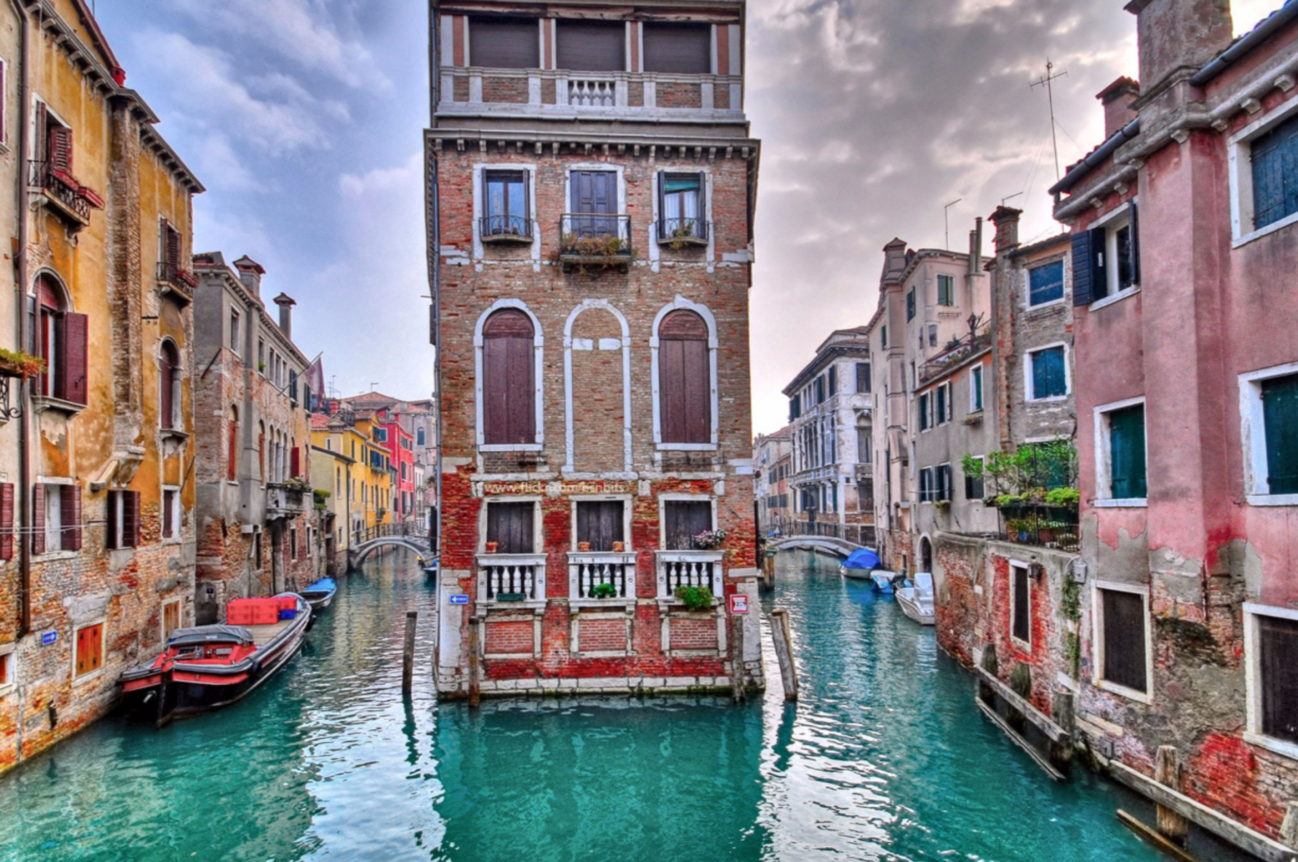 Venice: The historic parts of the city were inscribed as a UNESCO World Heritage Site in 1987. 2560x1700 HD Wallpaper.