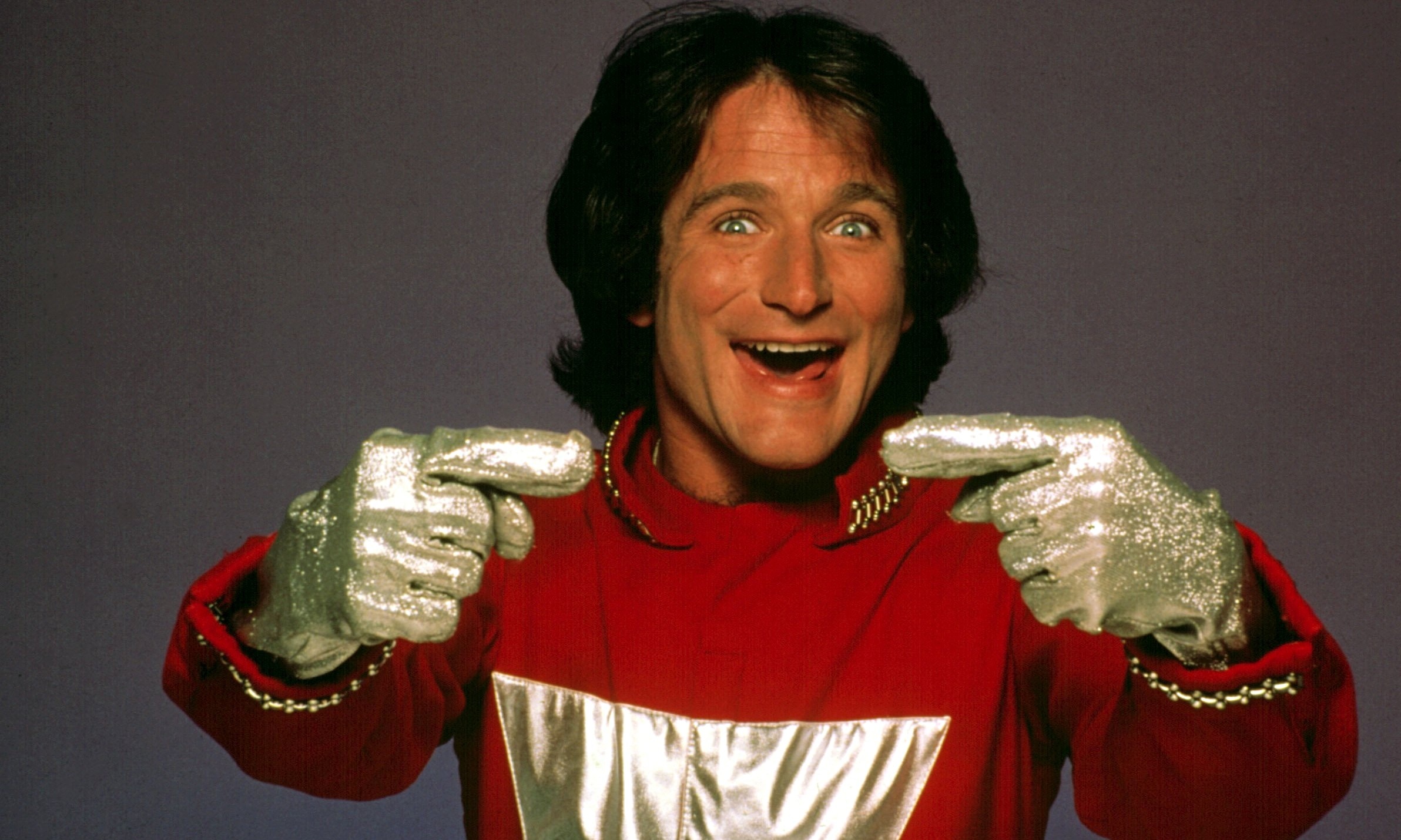 Robin Williams: Rose to fame playing the alien Mork in the ABC sitcom Mork and Mindy (1978–1982). 2390x1430 HD Wallpaper.