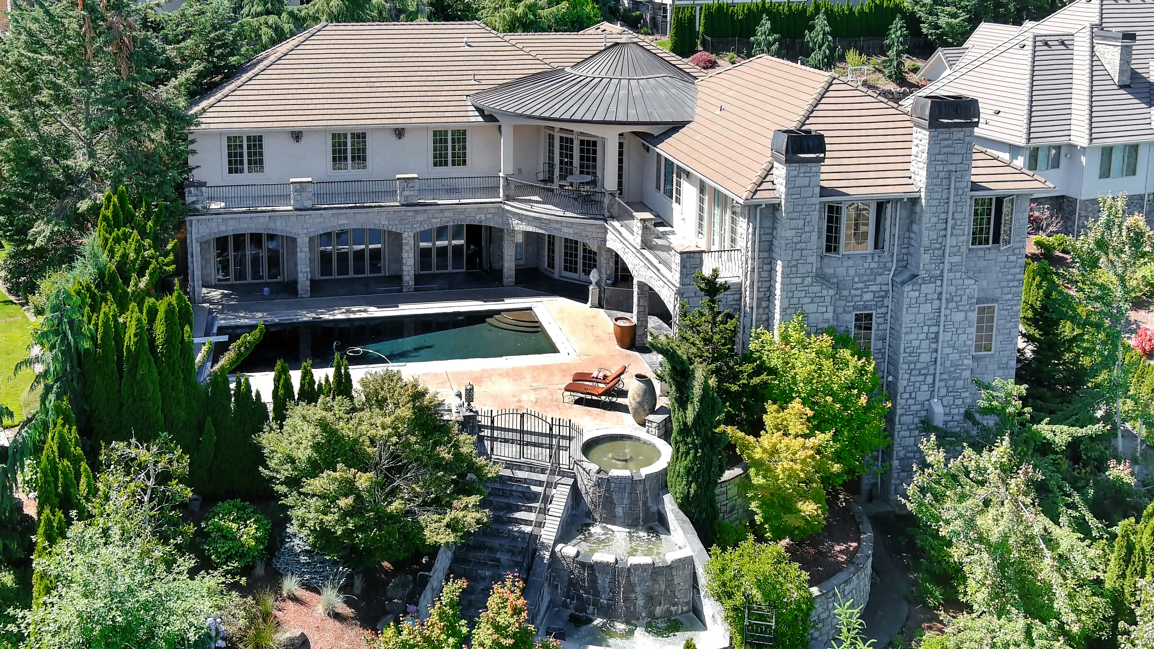 Mansion: The West Linn residence, Blazer hideout, Private pool, Indoor basketball court. 3840x2160 4K Background.