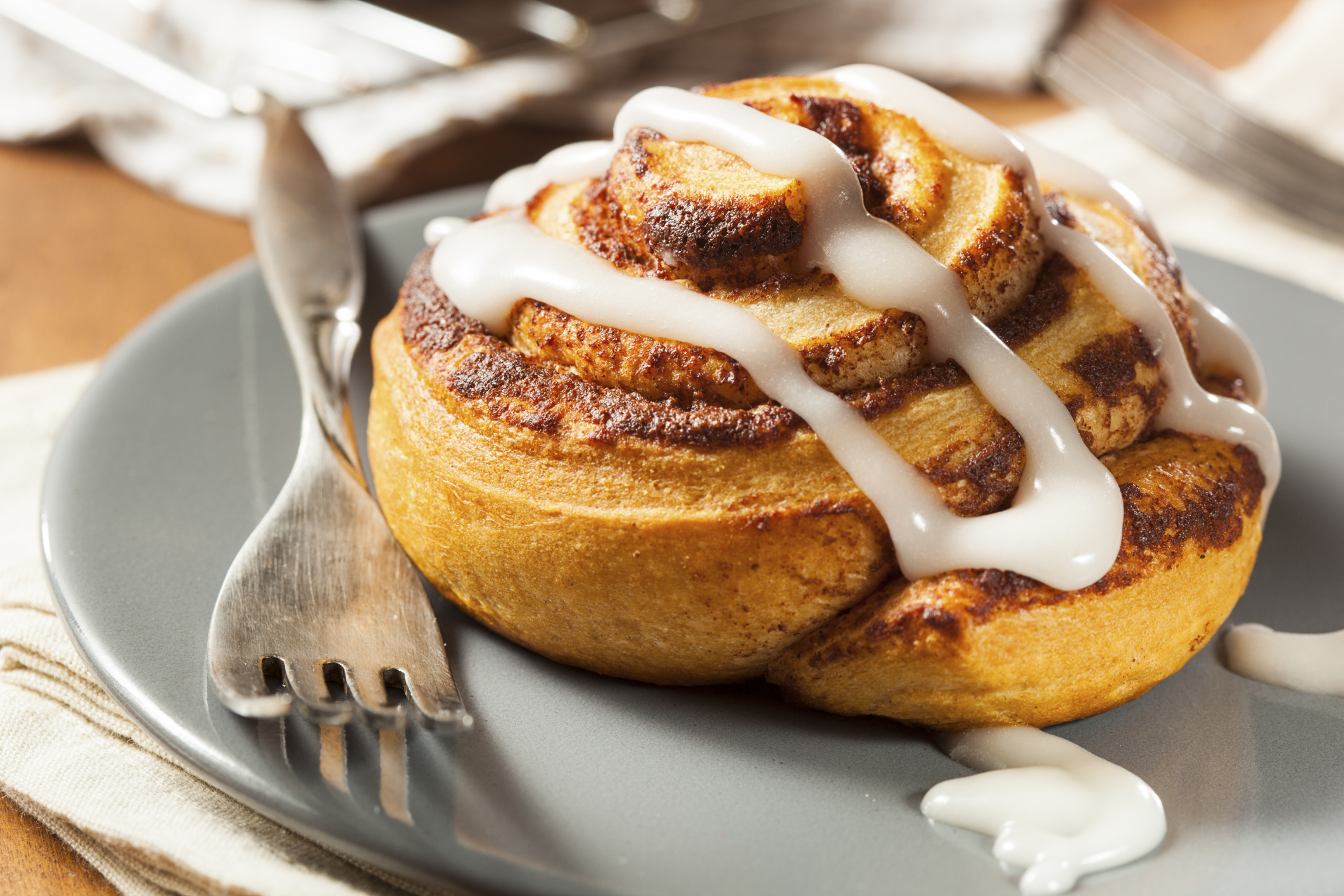 Cinnamon roll: Filled or topped with pastry cream, preserves, jam, fruits, dried fruits. 2130x1420 HD Background.