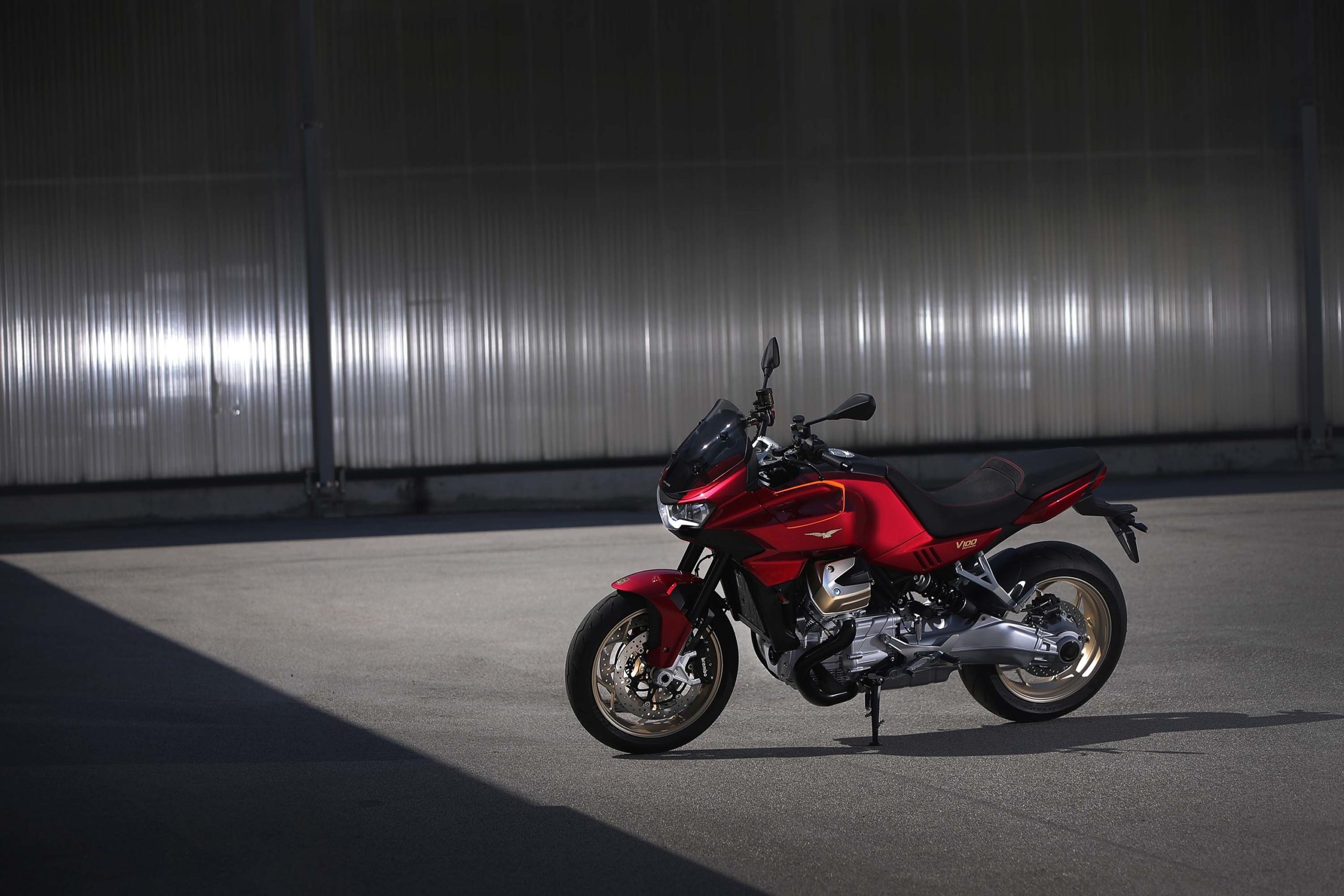 Moto Guzzi V100 Mandello, Active aero features, Asphalt u0026 Rubber, Motorcycle technology, 2560x1710 HD Desktop