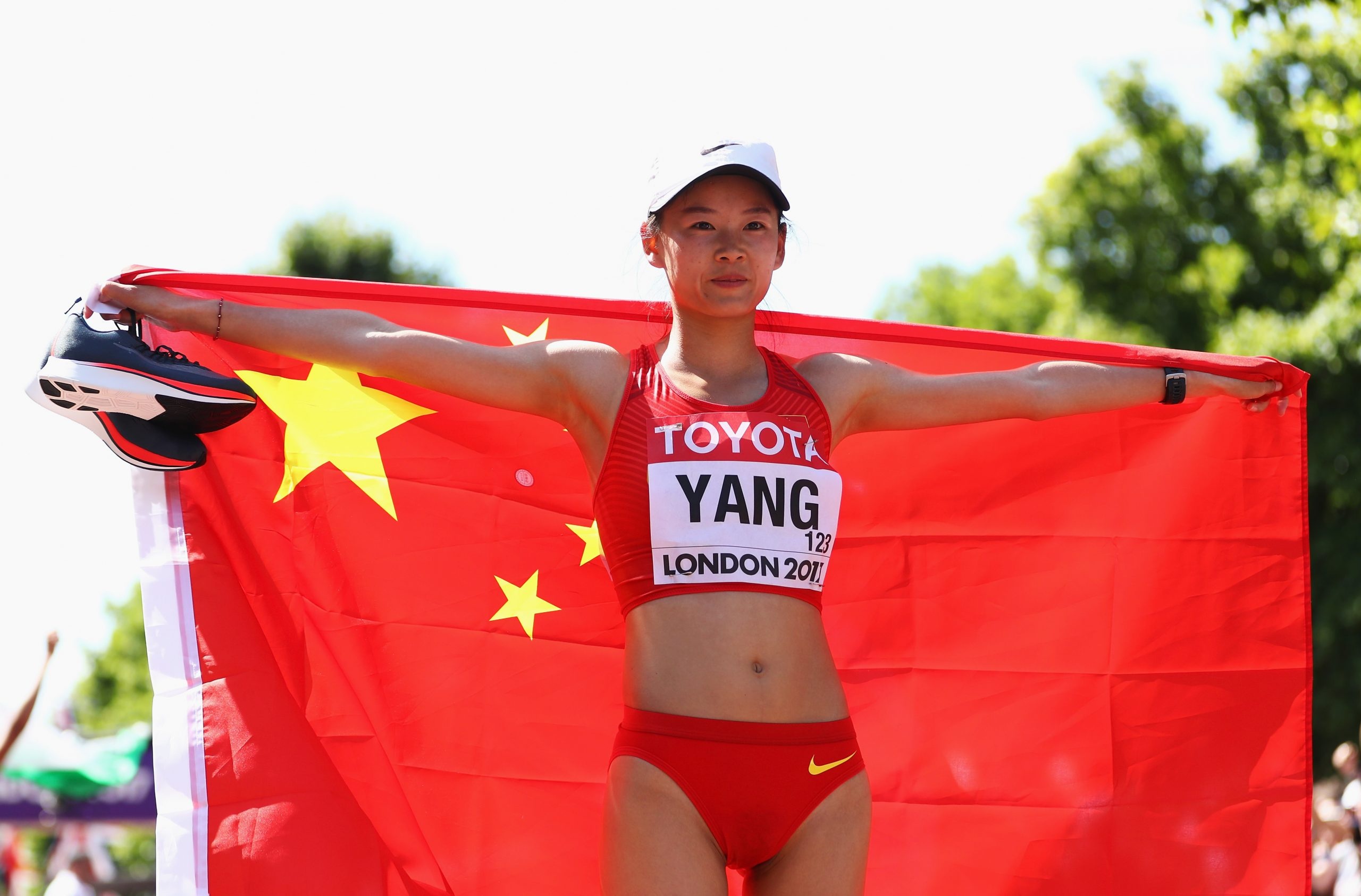 Yang Jiayu, Record-breaking walk, Amazing achievement, Unstoppable determination, 2560x1690 HD Desktop