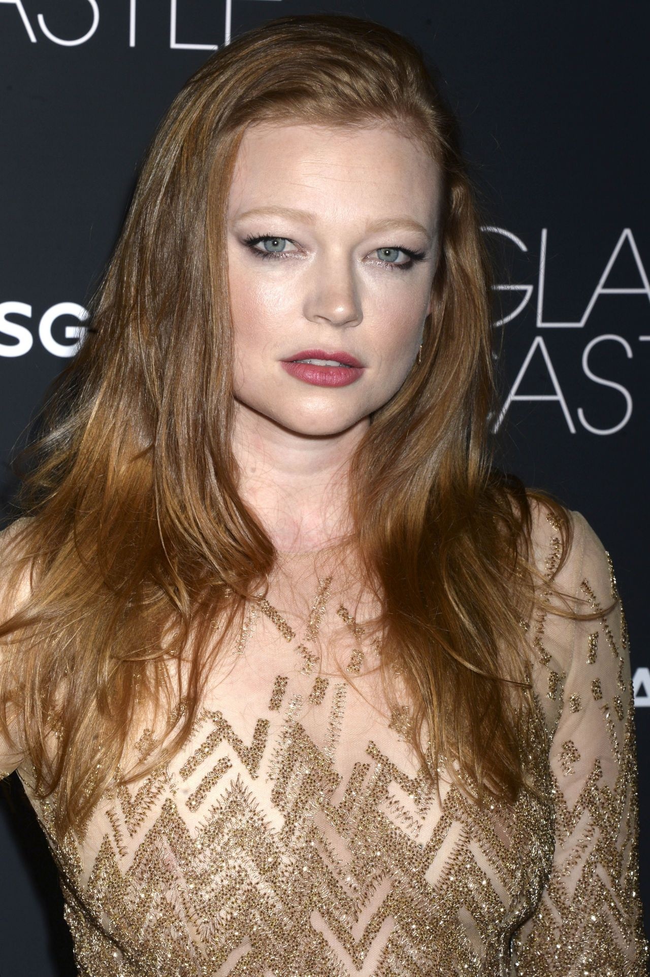 Sarah Snook, Fashion icon, Stylish outfits, Celebrity trends, 1280x1930 HD Handy