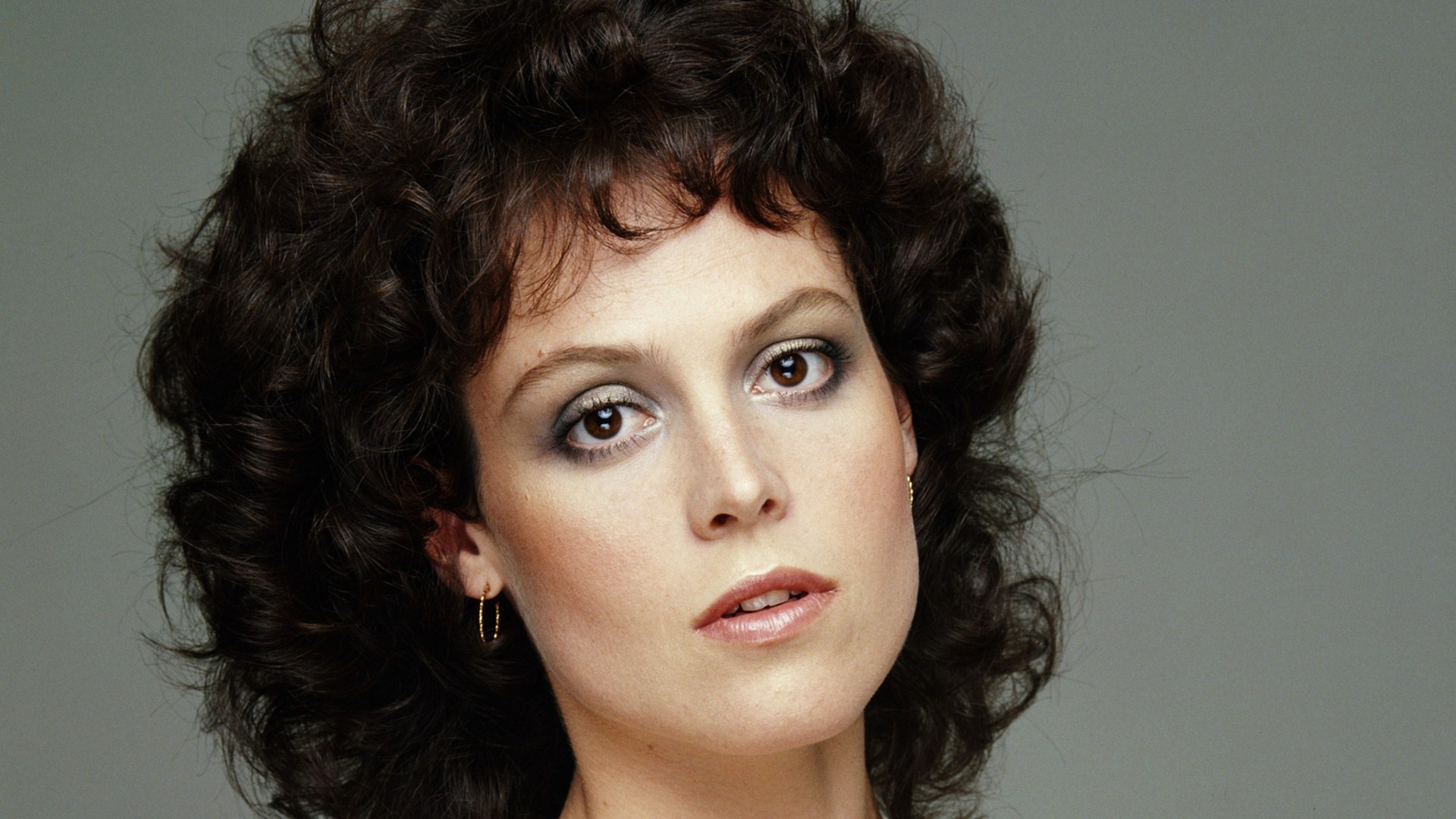 Sigourney Weaver: An American actress, considered to be a pioneer of action heroines in science fiction. 1920x1080 Full HD Wallpaper.