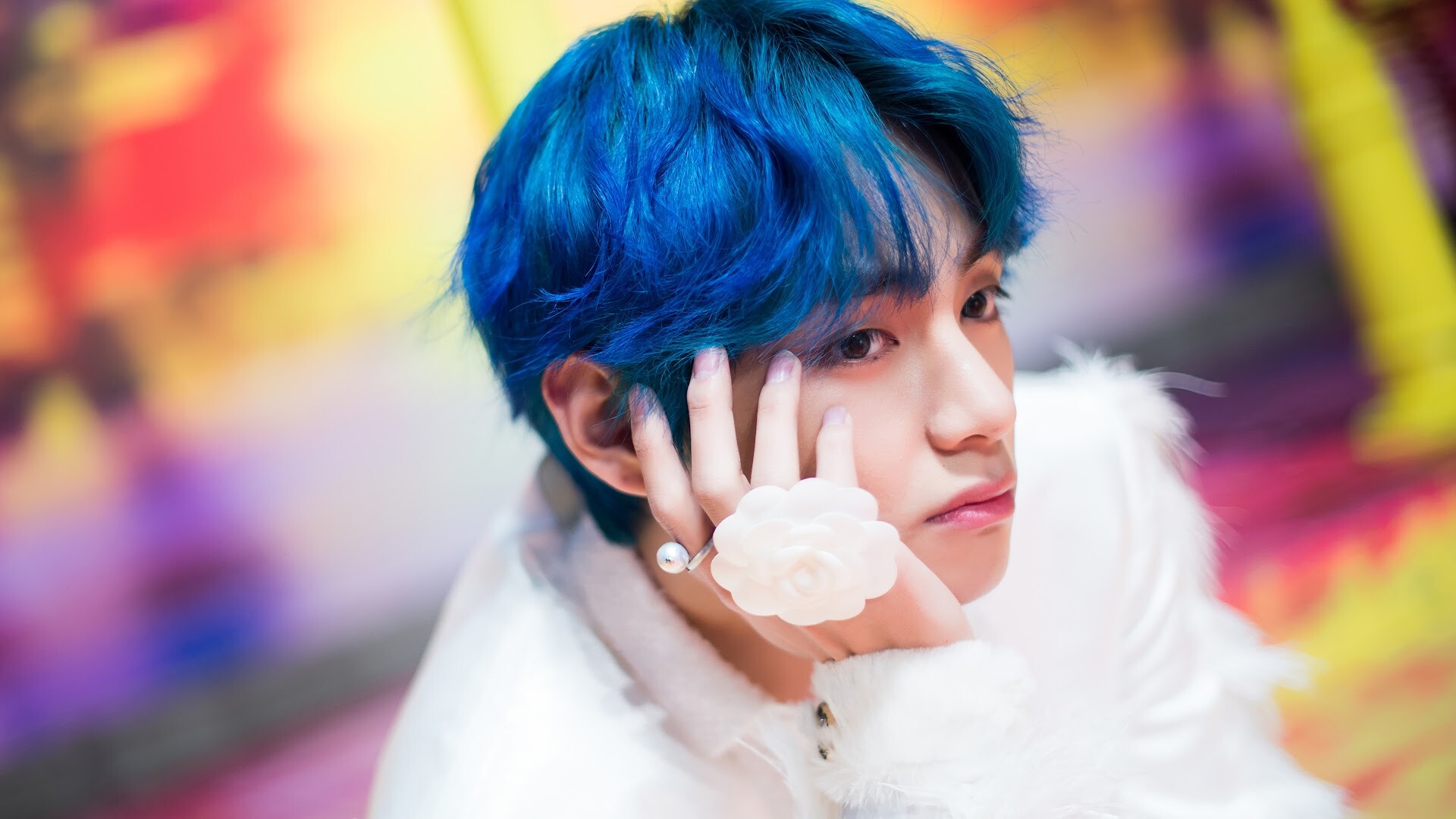 V (BTS): Debuted as a director in 2019 with the song "Winter Bear". 1920x1080 Full HD Background.