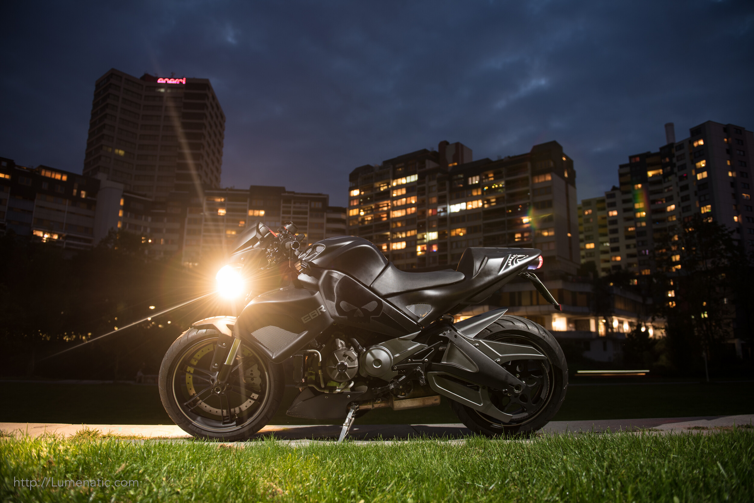 Buell: 1125CR model, The 146-hp, liquid-cooled Helicon 1125 cc V-Twin engine. 2500x1670 HD Background.