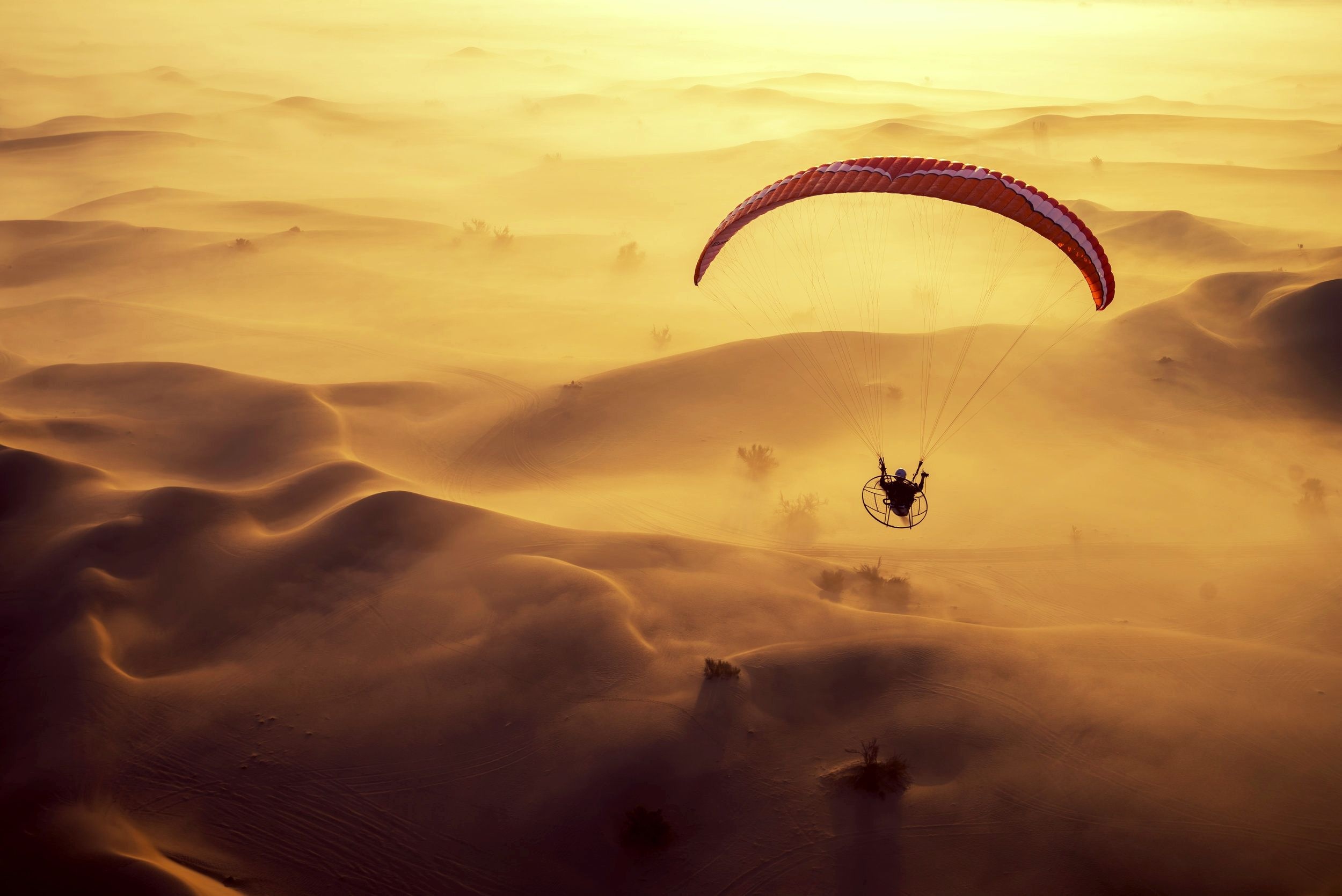 Paramotoring: Paragliding in the desert, Powered Paraglider (PPG). 2500x1670 HD Background.