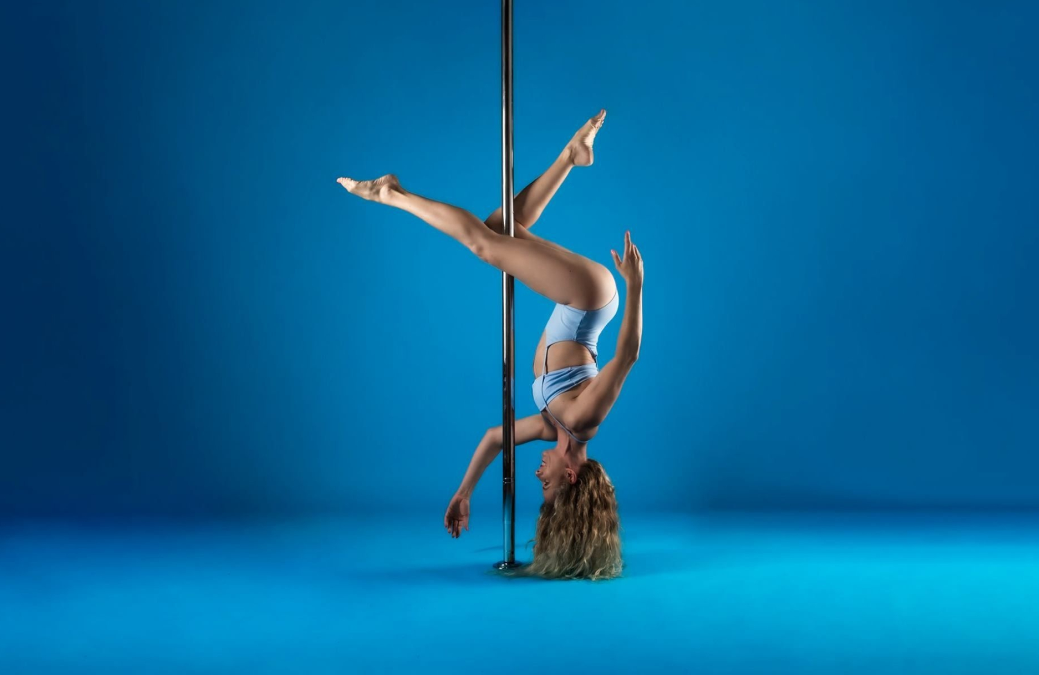 Pole Dance: Lolo Hilsum-Laurence, French champion, 2009, An international pole dancer, Paris. 2050x1330 HD Background.