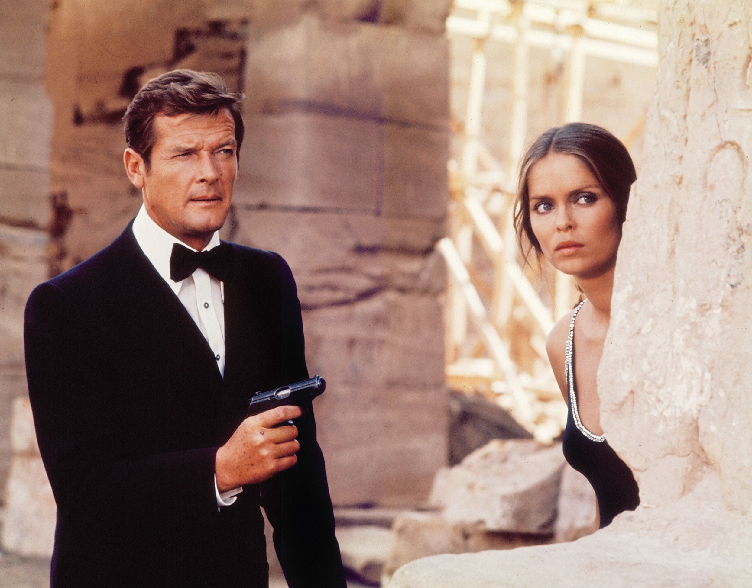 Roger Moore, Barbara Bach, Egypt location, Spy Who Loved Me, 2490x1950 HD Desktop