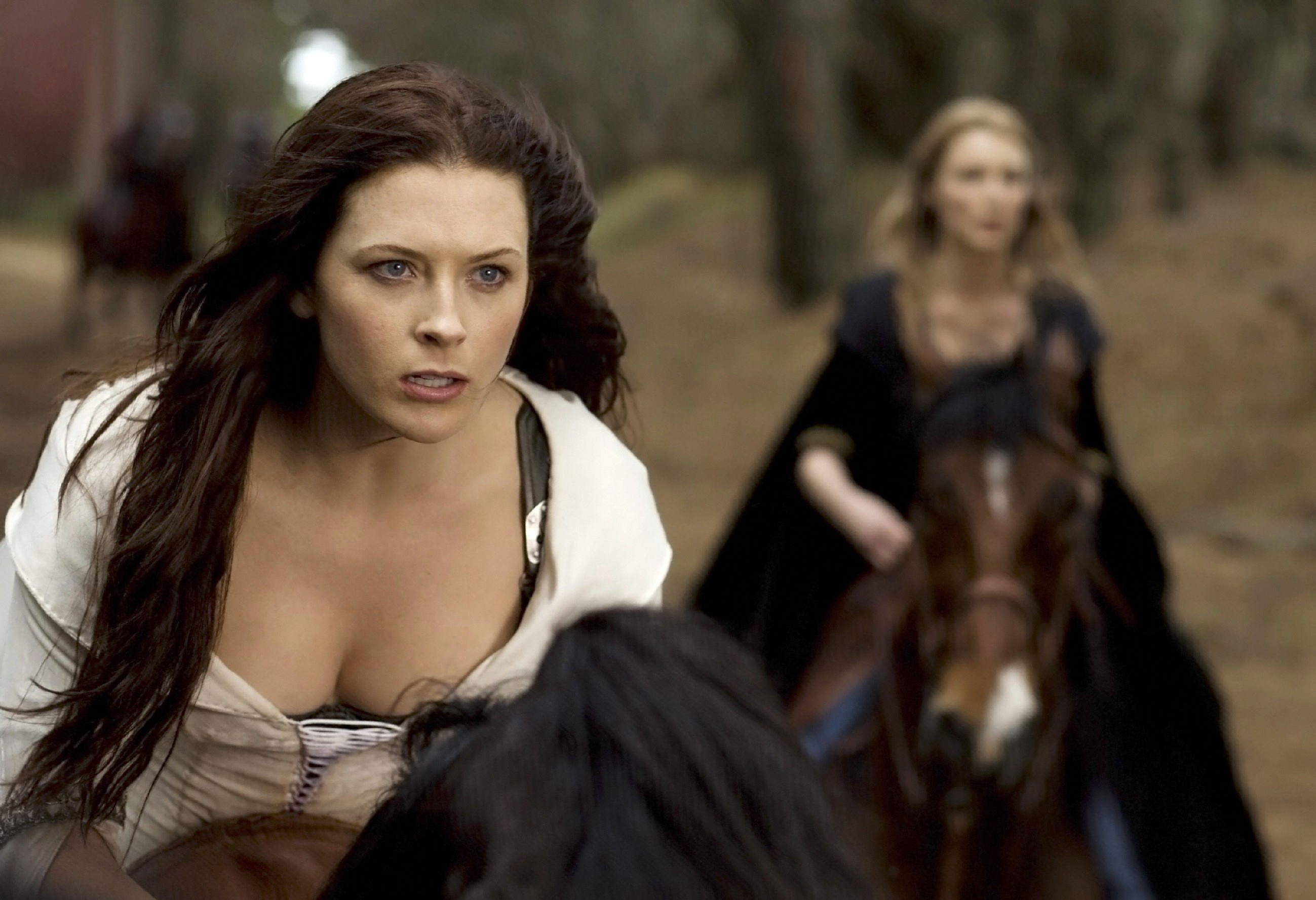 Legend of the Seeker (TV Series): Bridget Regan as Kahlan Amnell, The last living Confessor after Darken Rahl hunted all the others down. 2600x1780 HD Wallpaper.