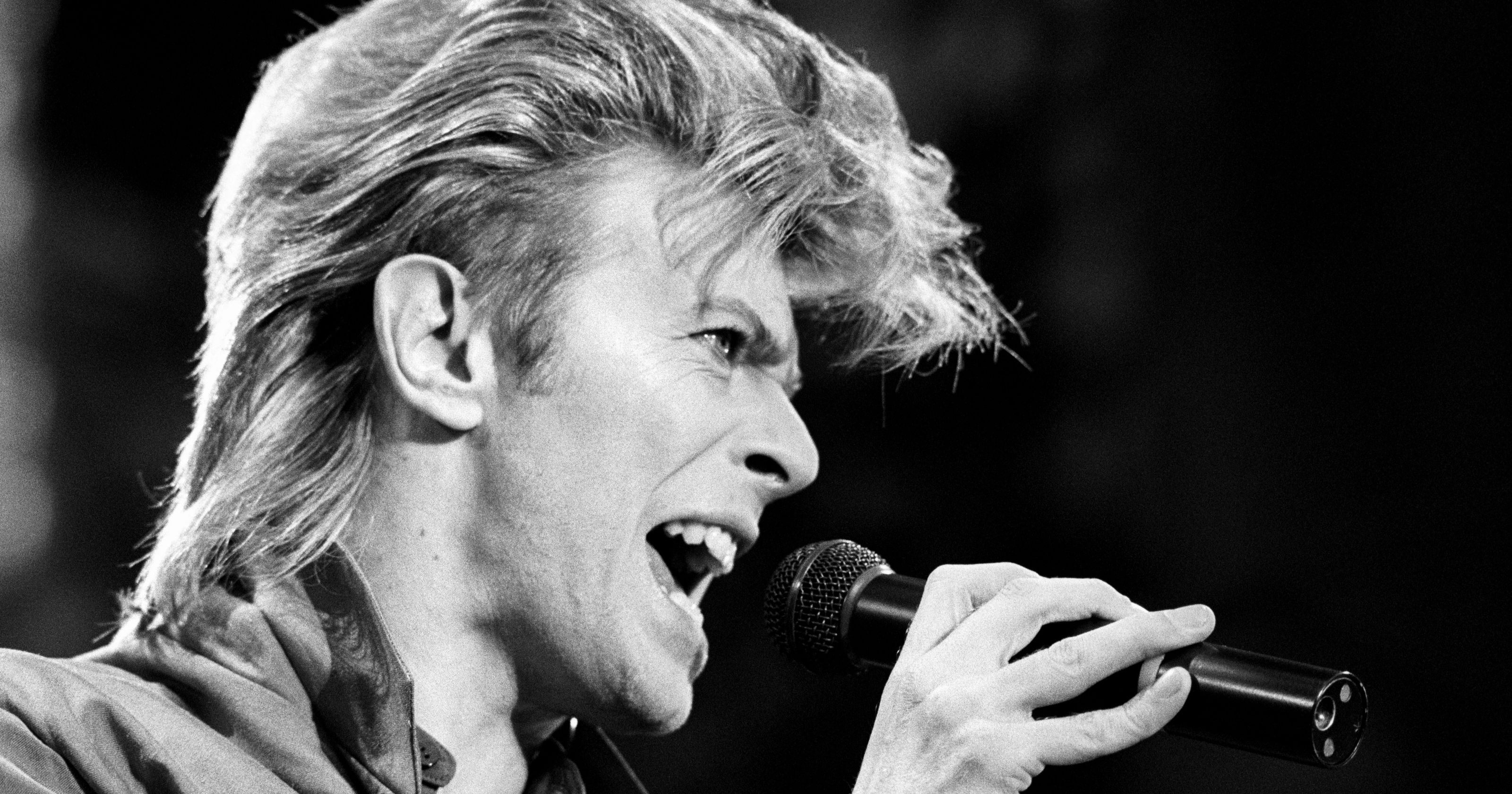 David Bowie: One of the most influential musicians of the 20th century. 3200x1680 HD Background.
