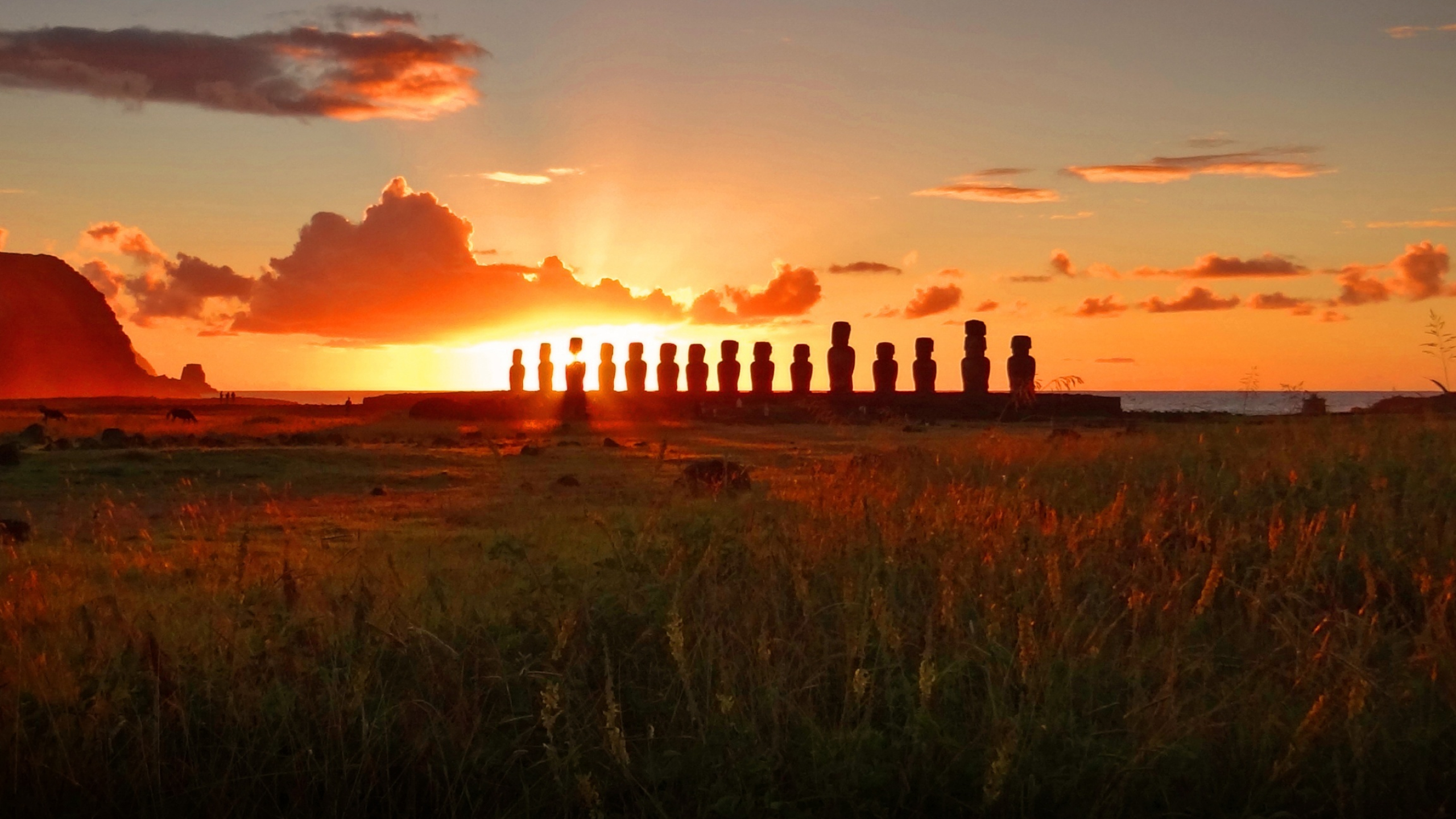 Chile: Easter Island, An island and special territory in the southeastern Pacific Ocean. 2560x1440 HD Wallpaper.