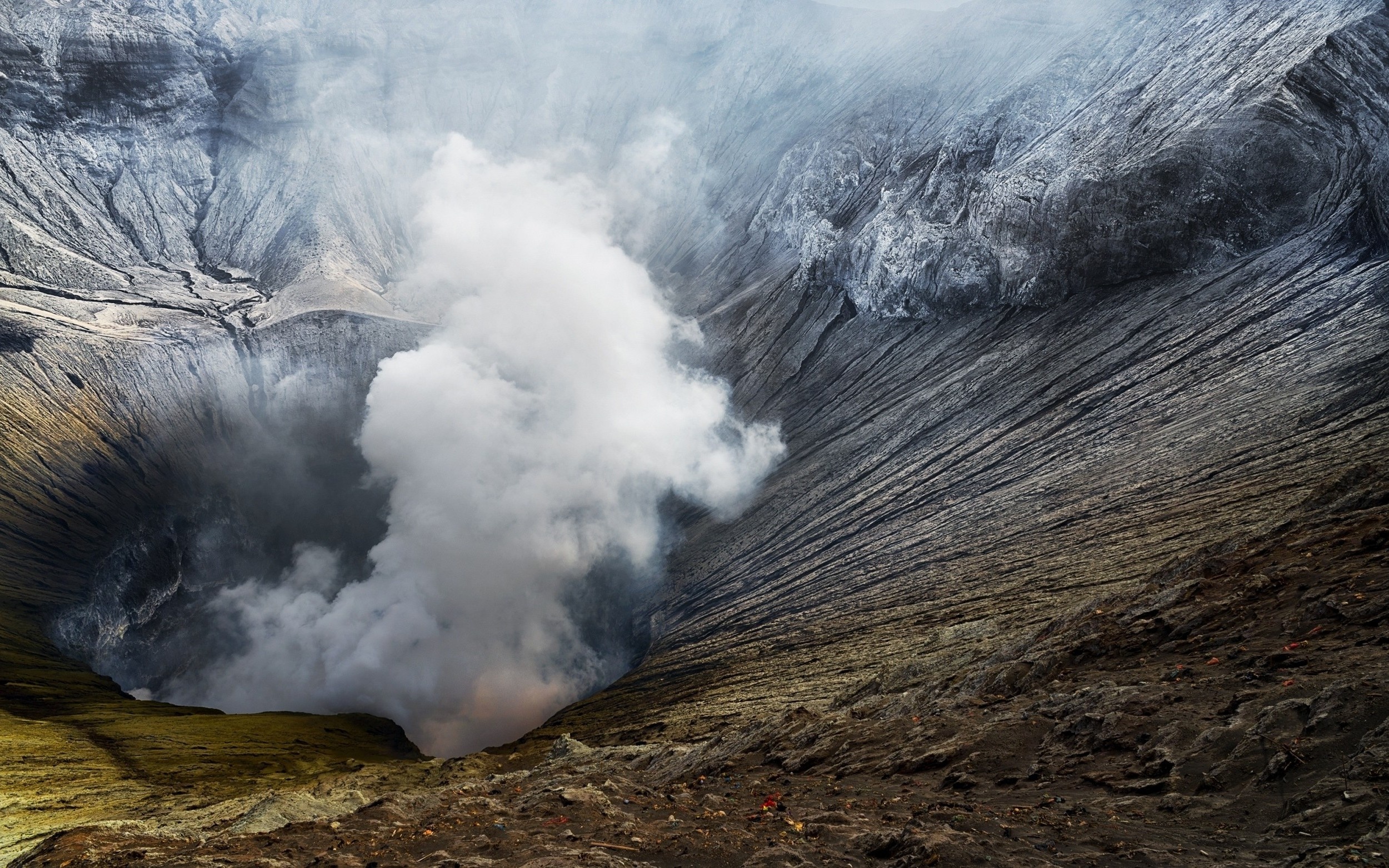 Mount Bromo, Indonesia, Crater heat, Nature's majesty, 2500x1570 HD Desktop