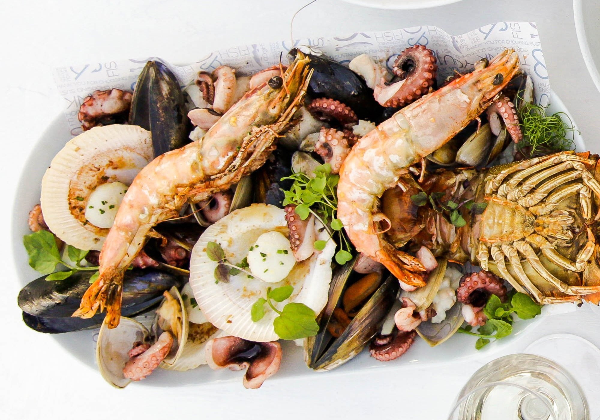 Seafood: Shellfish platter, A seafood dish of raw and cooked shellfish served cold on a platter. 2000x1400 HD Background.