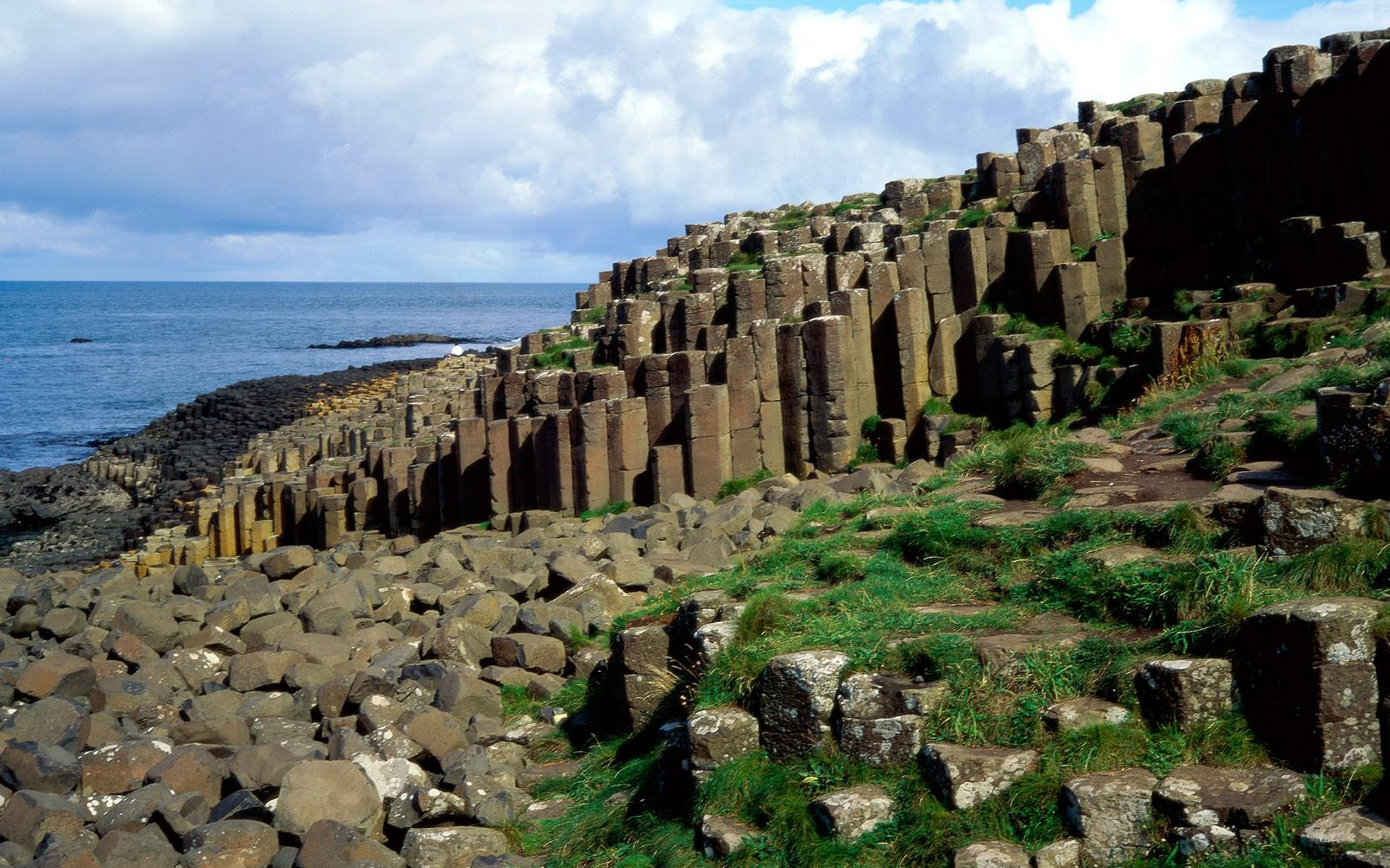 Northern Ireland: The Giant's Causeway, County Antrim, Natural landscape. 2560x1600 HD Background.