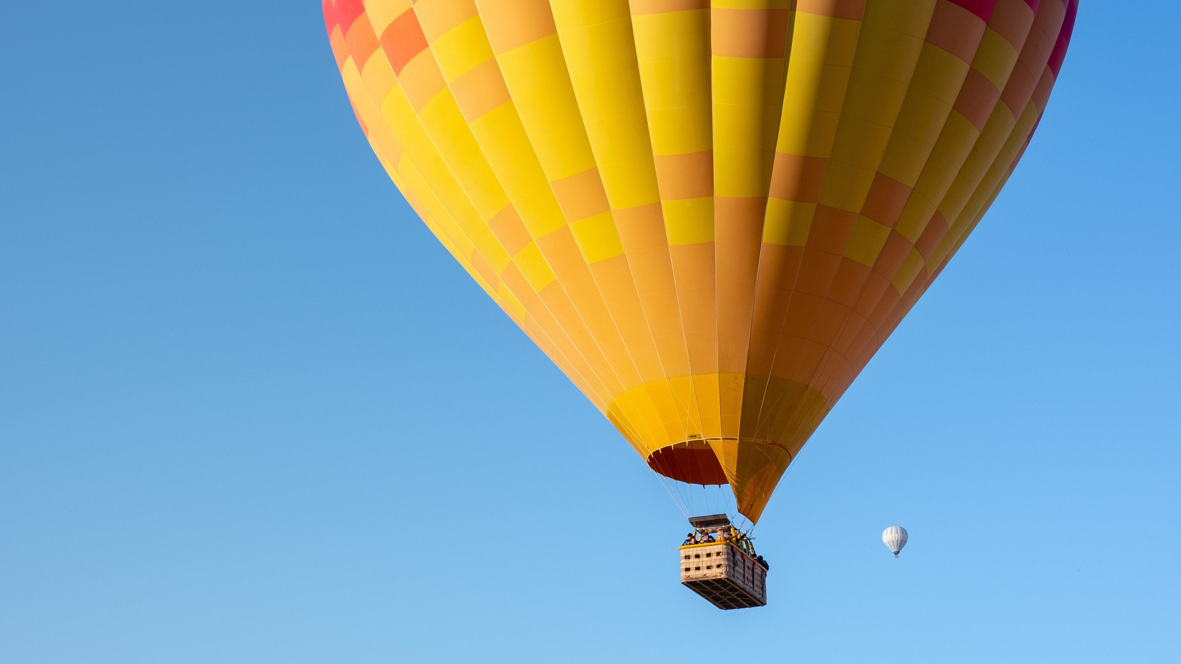 Hot Air Balloon: Aerostat, Non-Maneuverable Type Of Movement, Sky Travel. 3840x2160 4K Wallpaper.