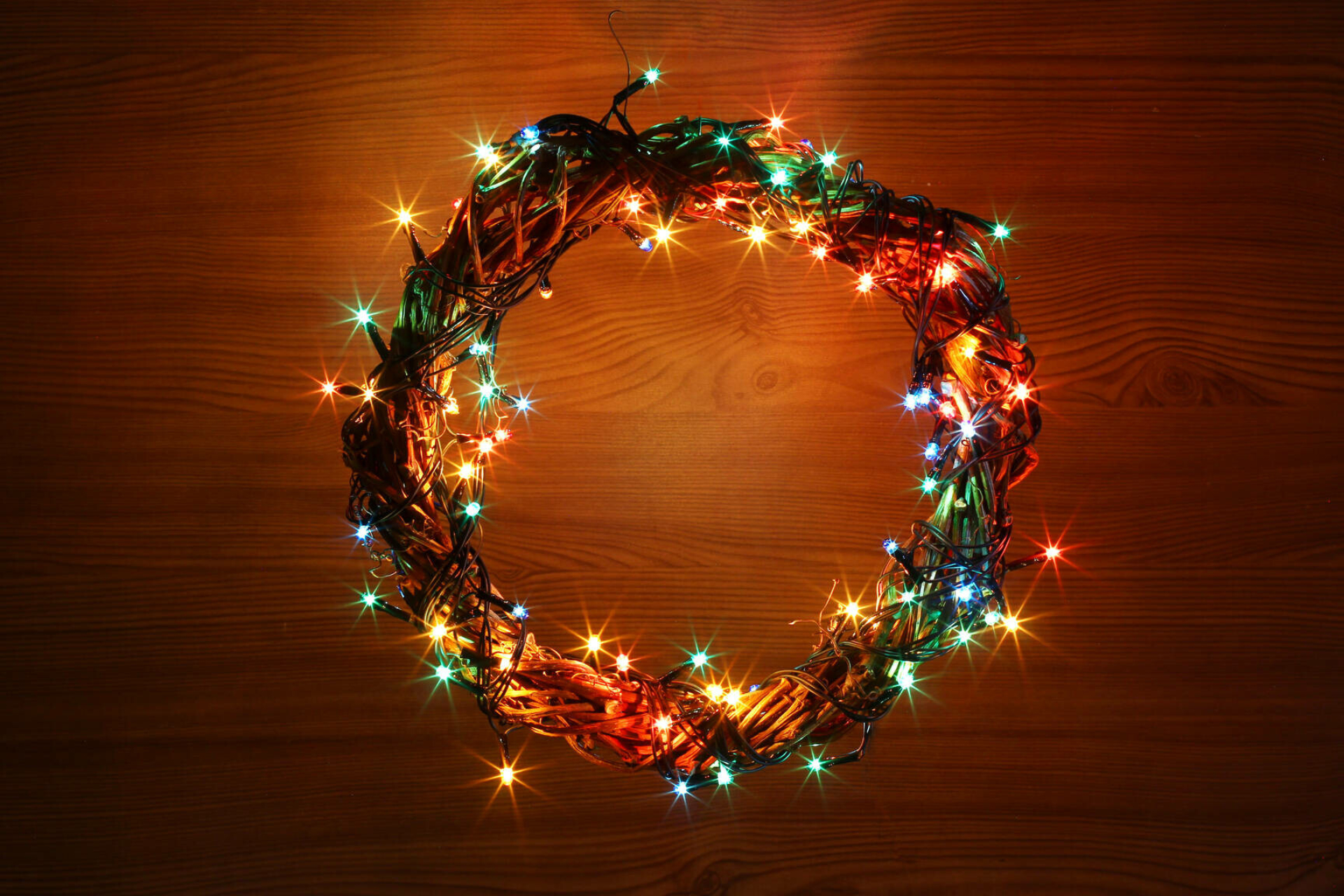 Christmas wreath, Cock background, Handmade craftsmanship, Festive image, 1920x1280 HD Desktop