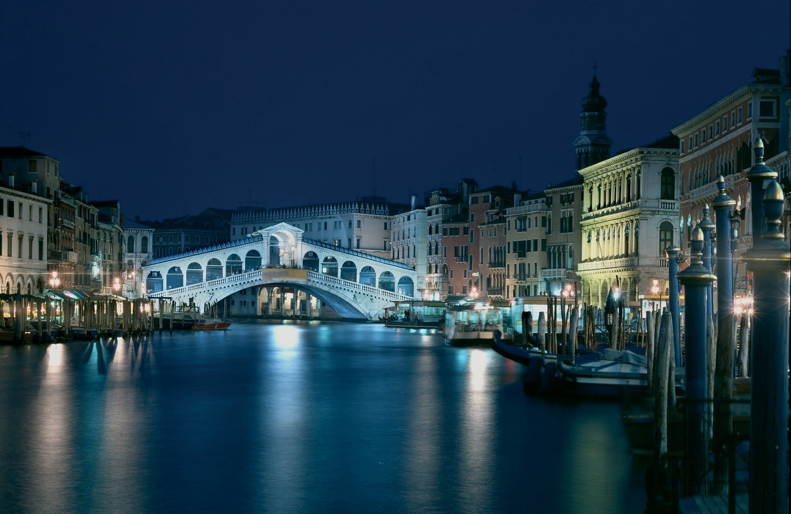 Venice: The birthplace of Baroque composers Tomaso Albinoni and Antonio Vivaldi. 2560x1670 HD Background.