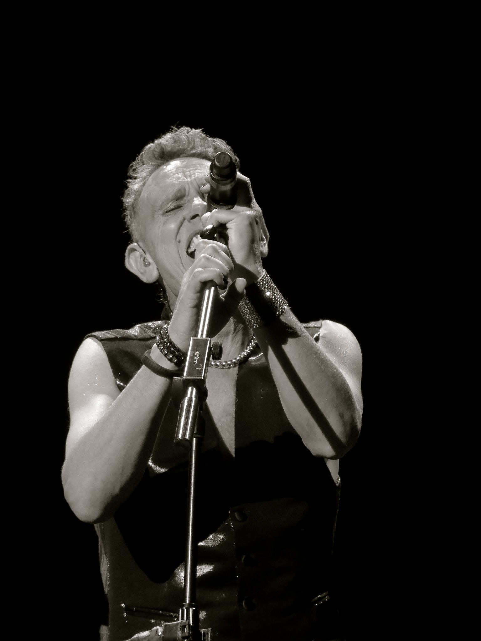 Martin Gore, Depeche Mode concert, Live in Bern, Switzerland, 1540x2050 HD Handy