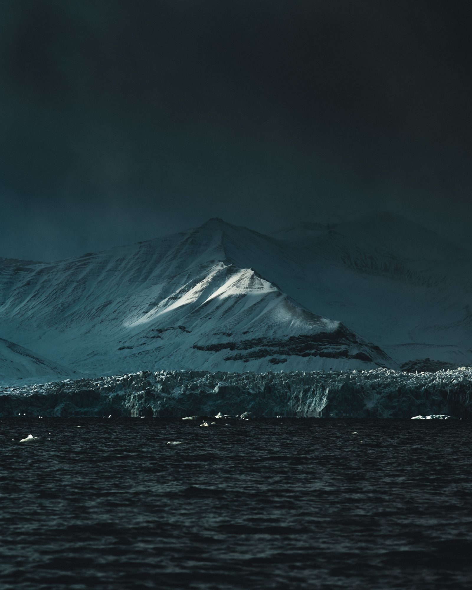 Spitsbergen National Park, Stunning views, Longyearbyen, Arctic adventures, 1600x2000 HD Handy
