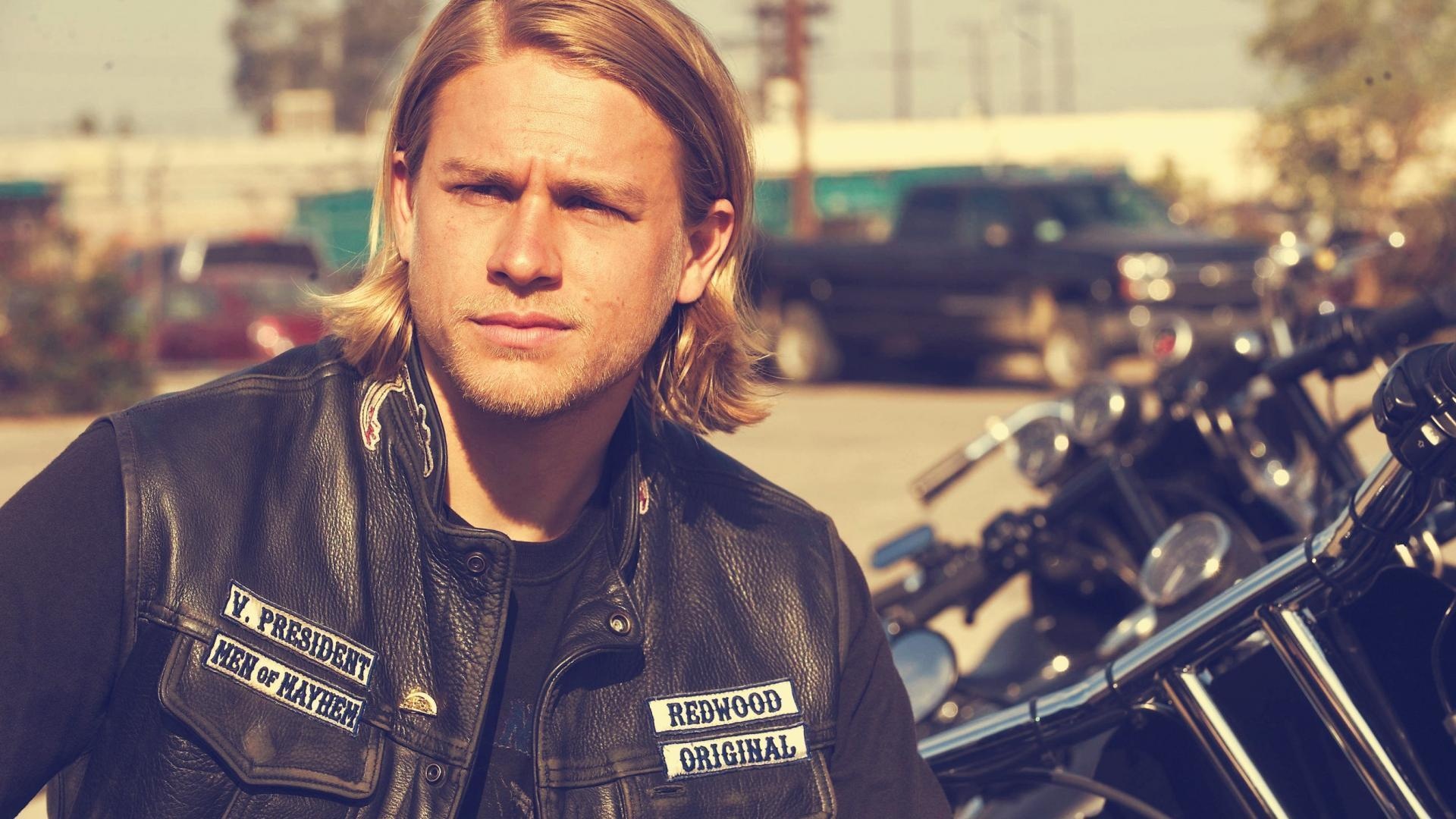 Charlie Hunnam: Best known for his roles in the film Green Street Hooligans. 1920x1080 Full HD Wallpaper.