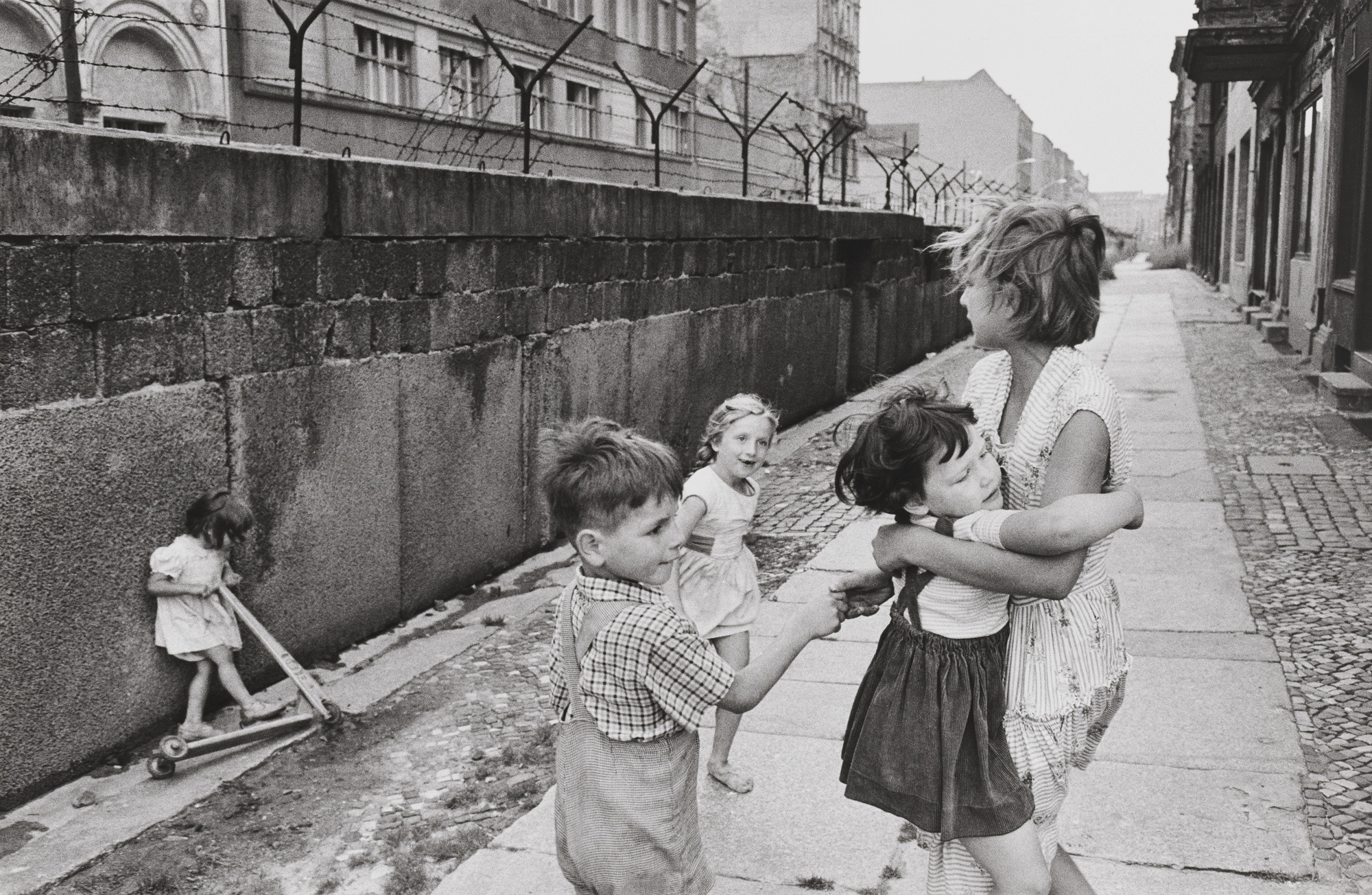 Berlin Wall, Travels, Henri Cartier-Bresson, MOMA, 2000x1310 HD Desktop