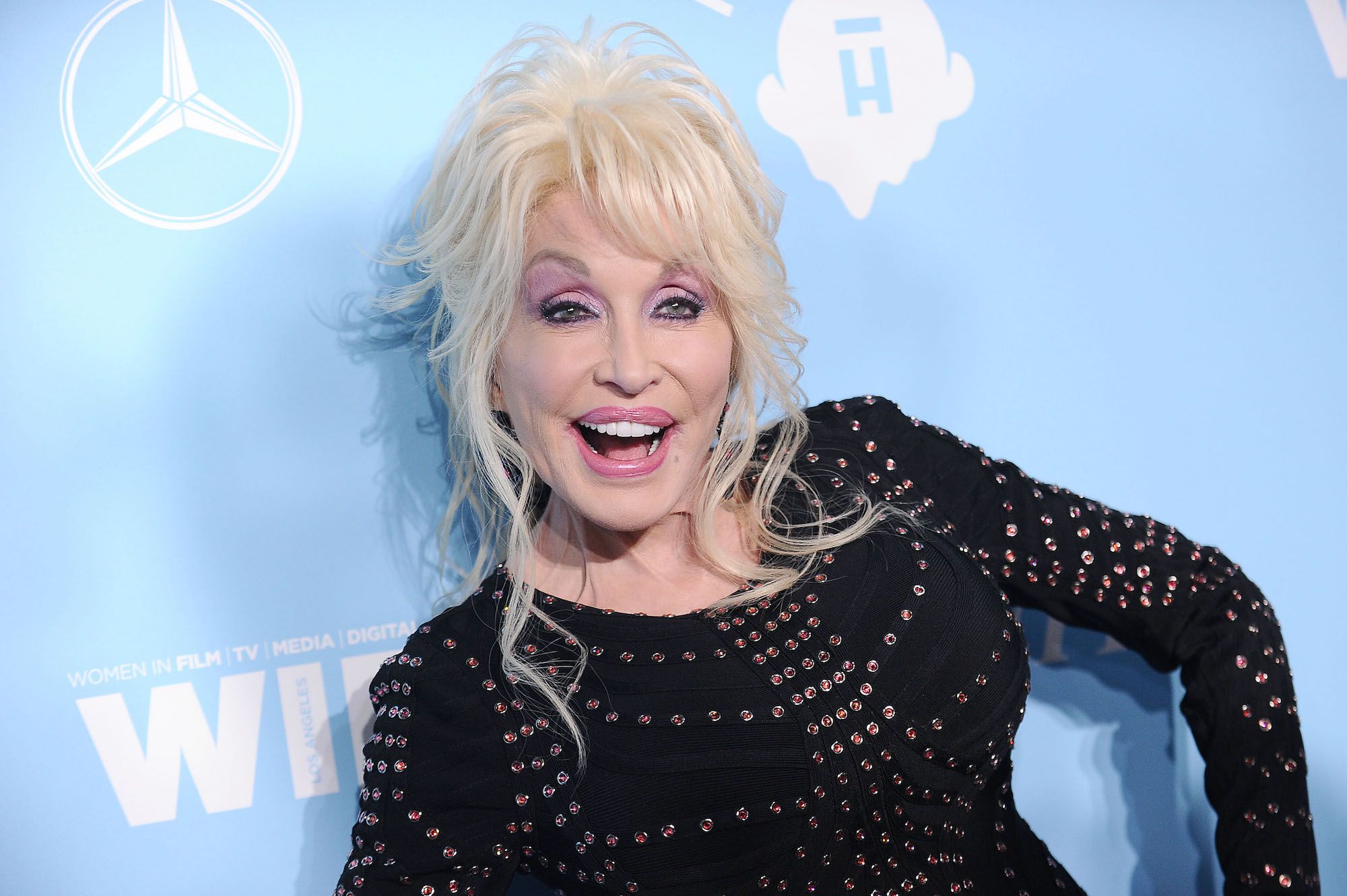 Dolly Parton, Proud of her roots, White trash hillbilly, Embracing her heritage, 2000x1340 HD Desktop