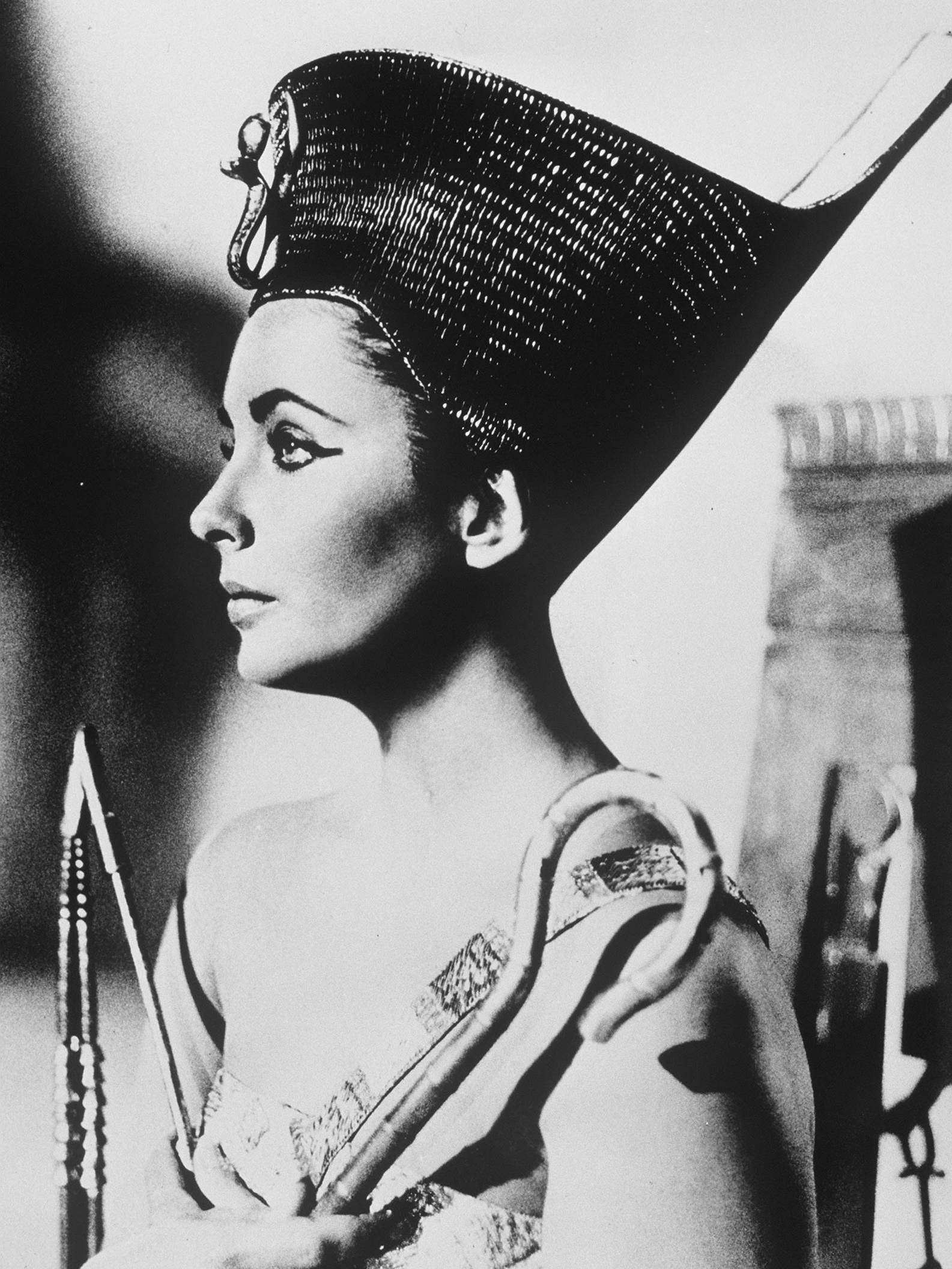 Cleopatra 1963, Elizabeth Taylor's portrayal, Cinematic masterpiece, Historical drama, 1590x2120 HD Handy