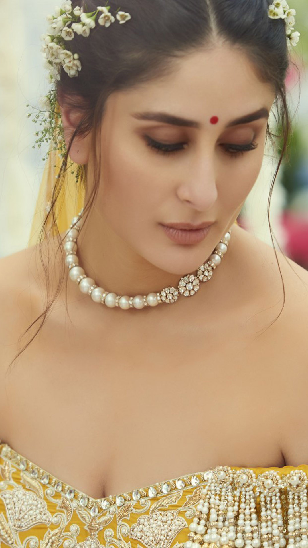 Kareena Kapoor Bridal wedding, 4K Ultra HD, Mobile wallpaper, 1080x1920 Full HD Handy